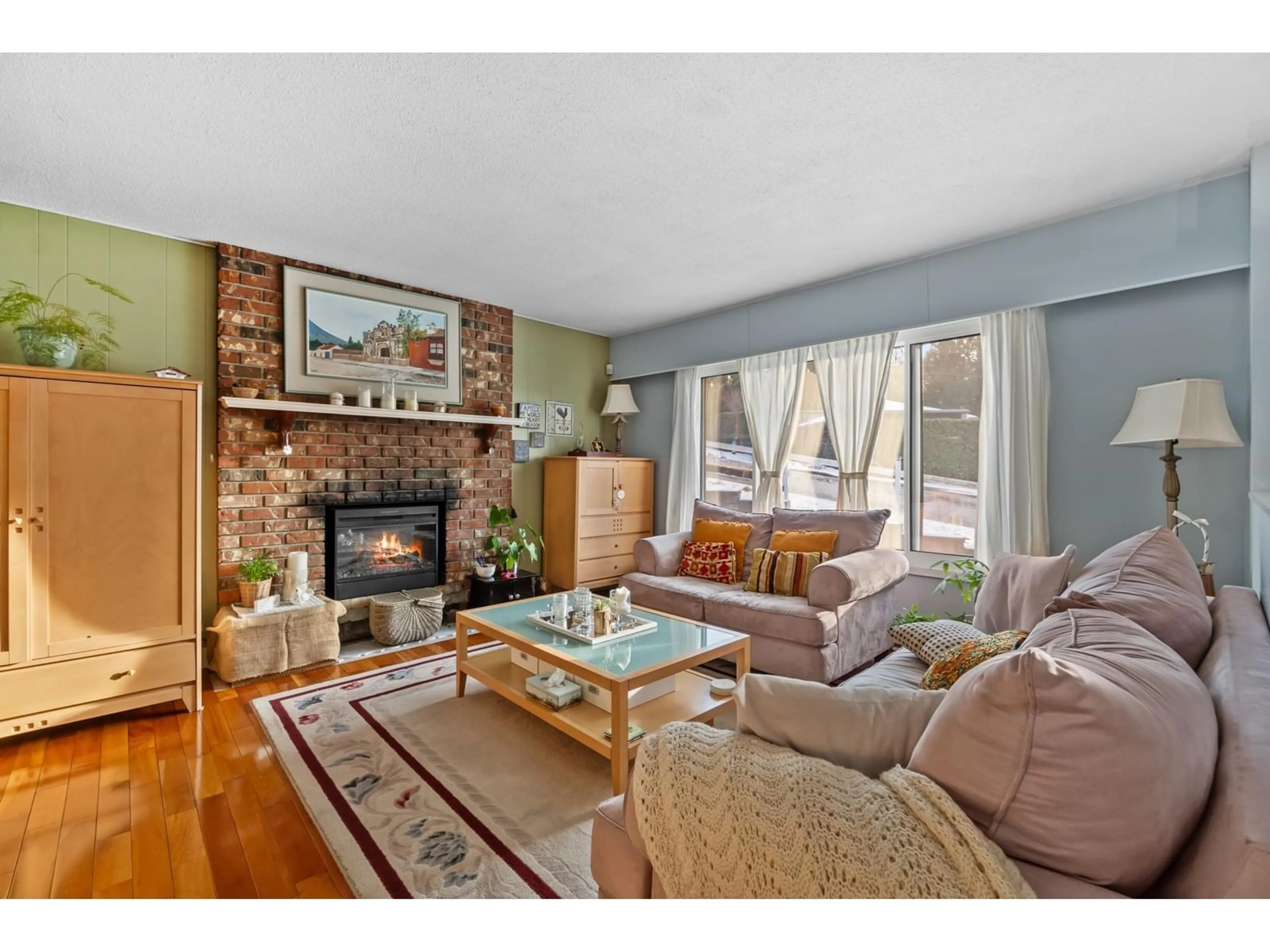 Living room with furniture, wood/laminate floor for 9605 QUEENS, Surrey British Columbia V3V2S2