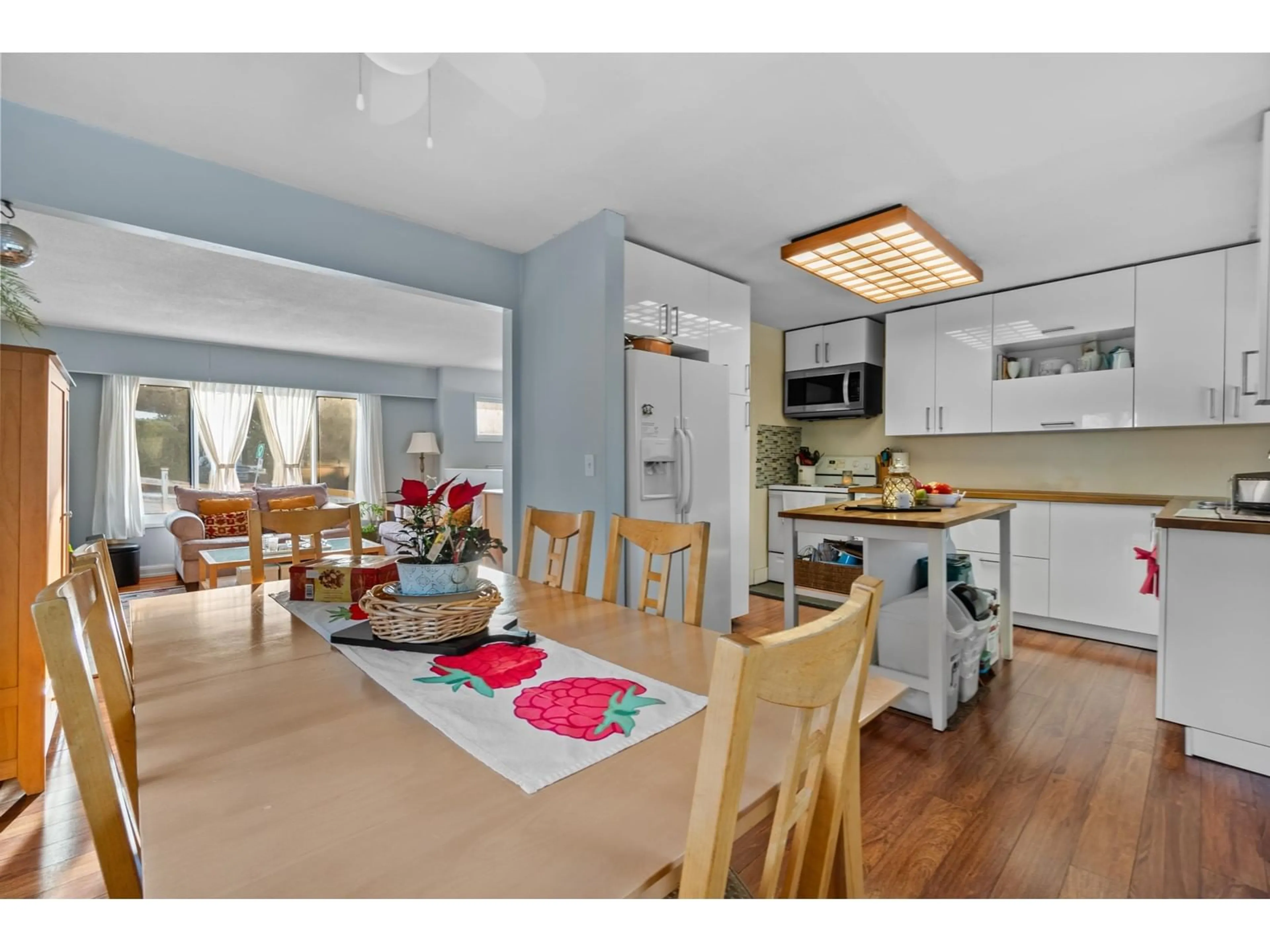 Open concept kitchen, wood/laminate floor for 9605 QUEENS, Surrey British Columbia V3V2S2