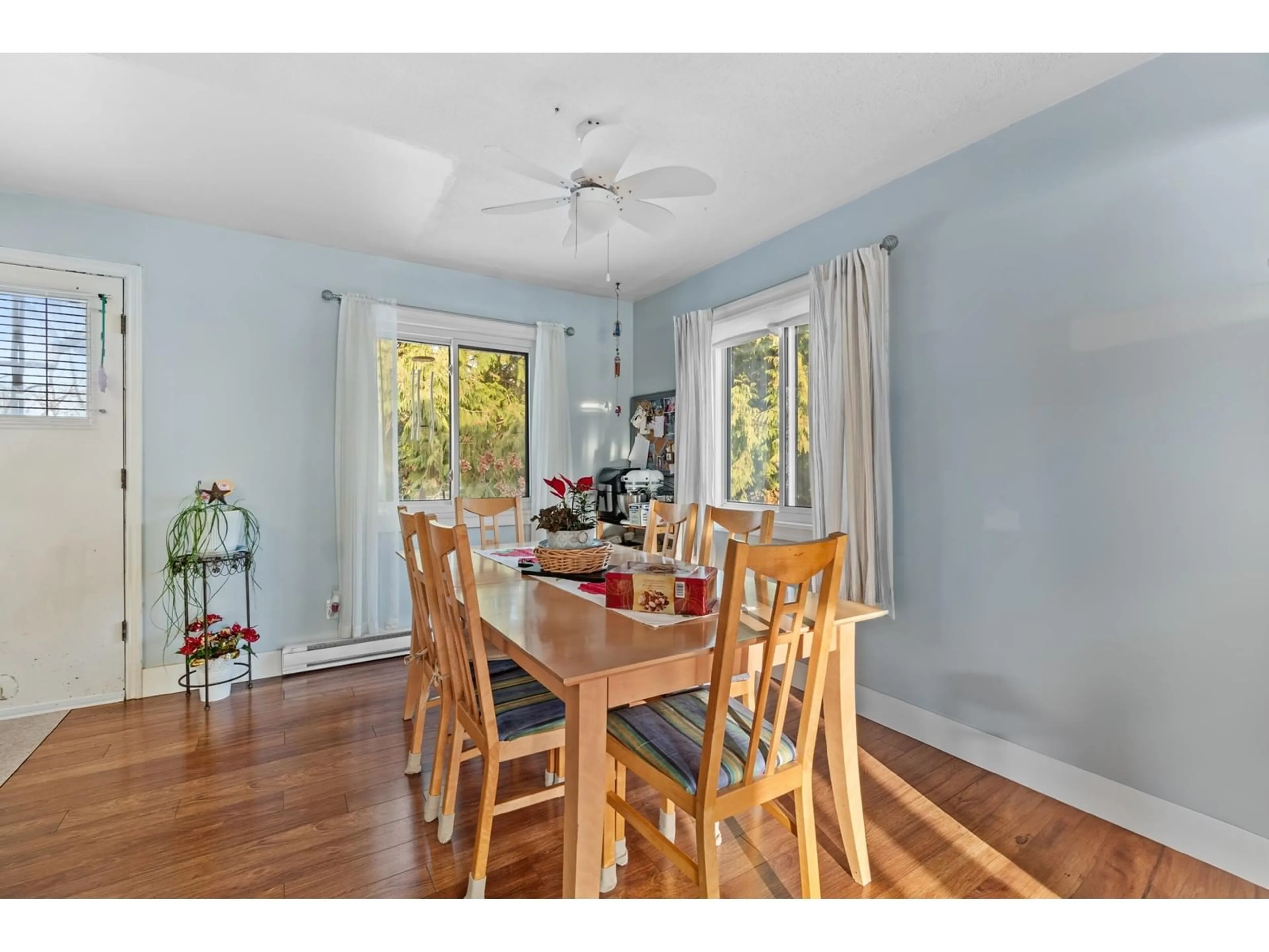 Dining room, wood/laminate floor for 9605 QUEENS, Surrey British Columbia V3V2S2