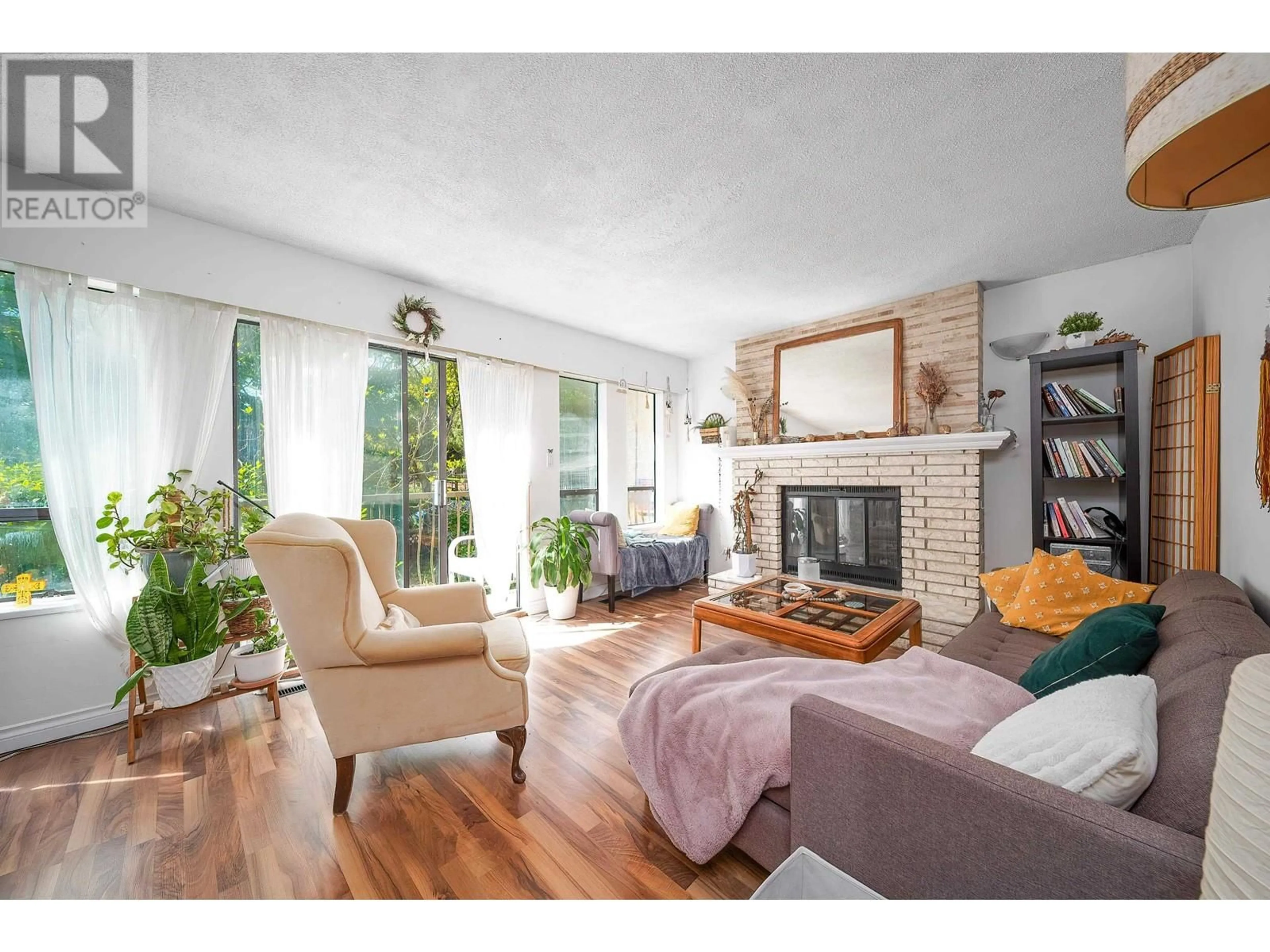 Living room with furniture, wood/laminate floor for 2275 PANDORA STREET, Vancouver British Columbia V5L1N6