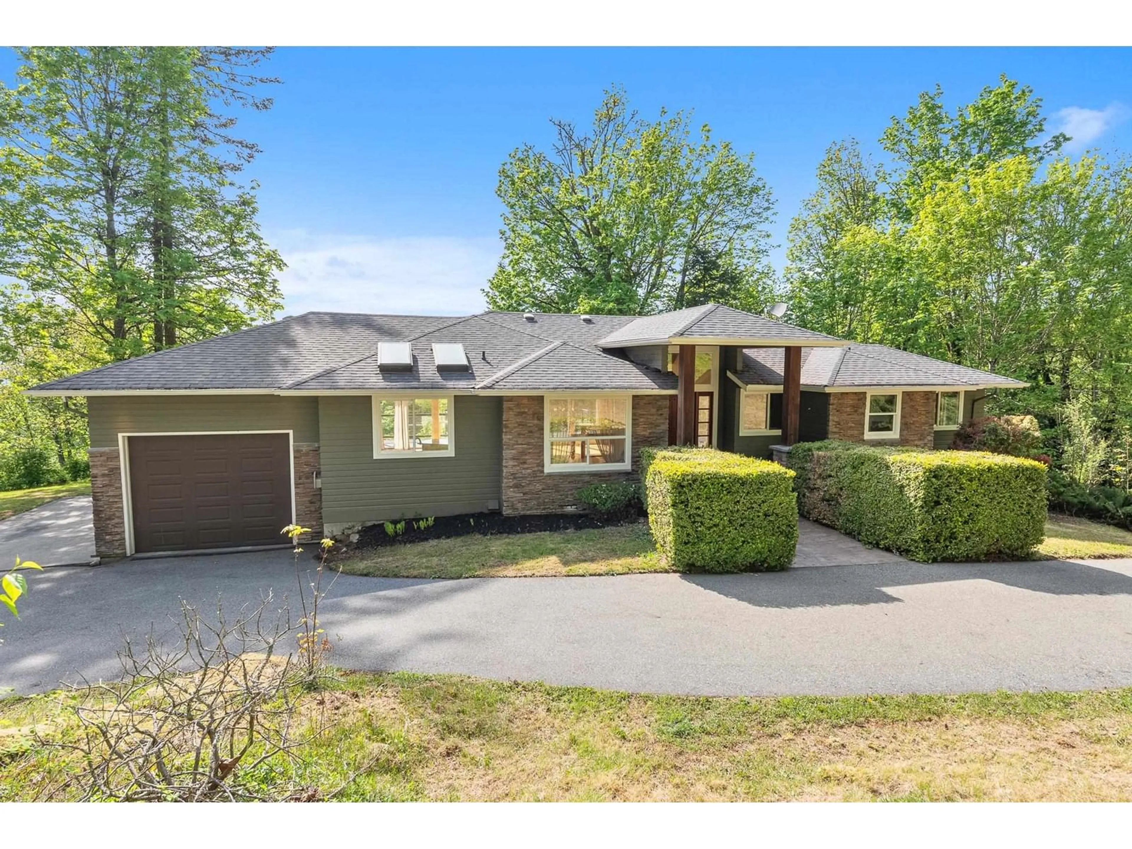 A pic from outside/outdoor area/front of a property/back of a property/a pic from drone, street for 4694 UDY, Abbotsford British Columbia V3L3A3