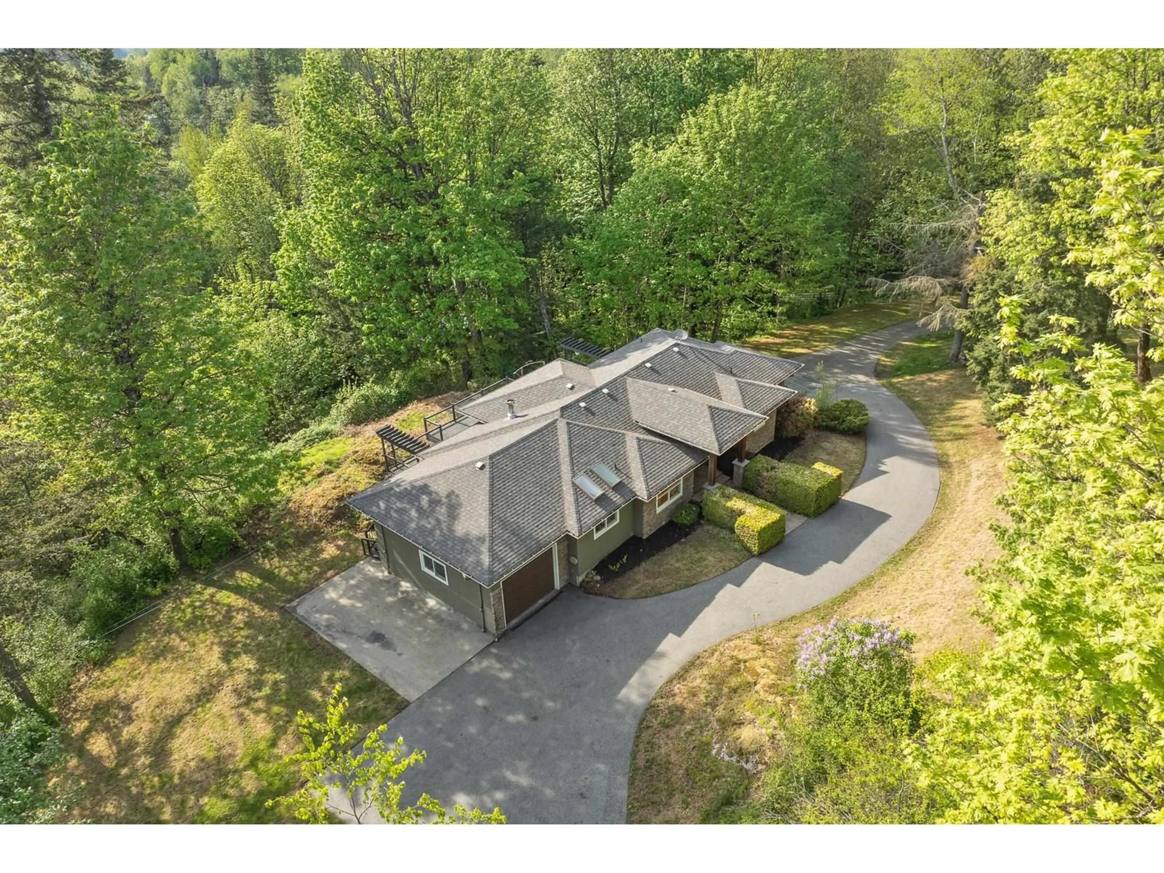A pic from outside/outdoor area/front of a property/back of a property/a pic from drone, unknown for 4694 UDY, Abbotsford British Columbia V3L3A3