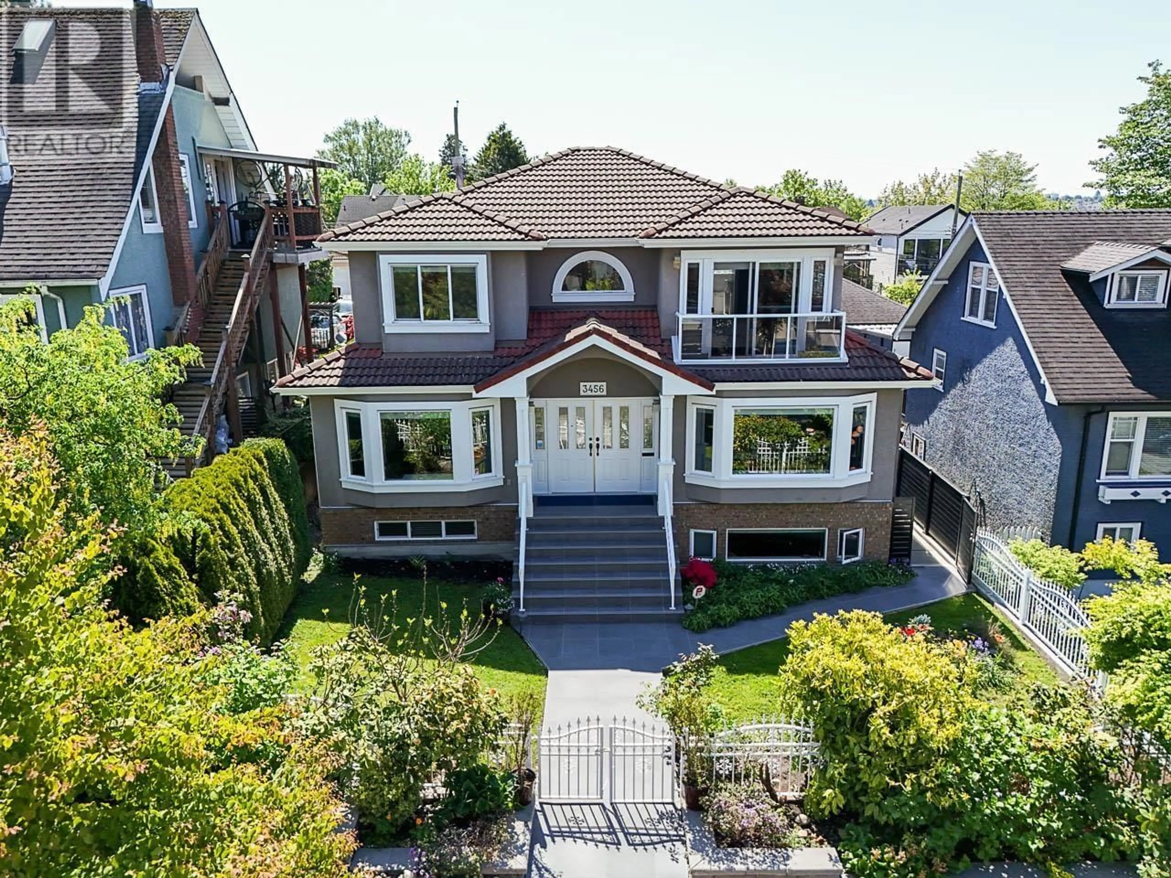 A pic from outside/outdoor area/front of a property/back of a property/a pic from drone, street for 3456 TRIUMPH STREET, Vancouver British Columbia V5K1T8