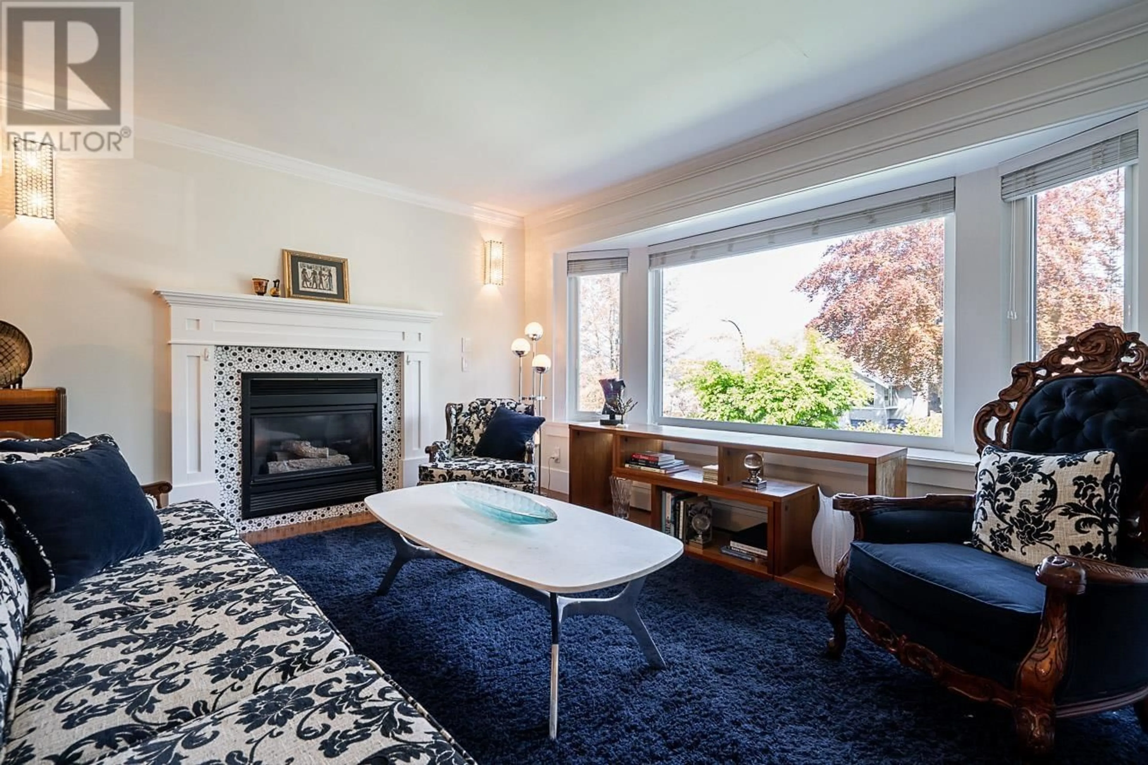 Living room with furniture, carpet floor for 3456 TRIUMPH STREET, Vancouver British Columbia V5K1T8