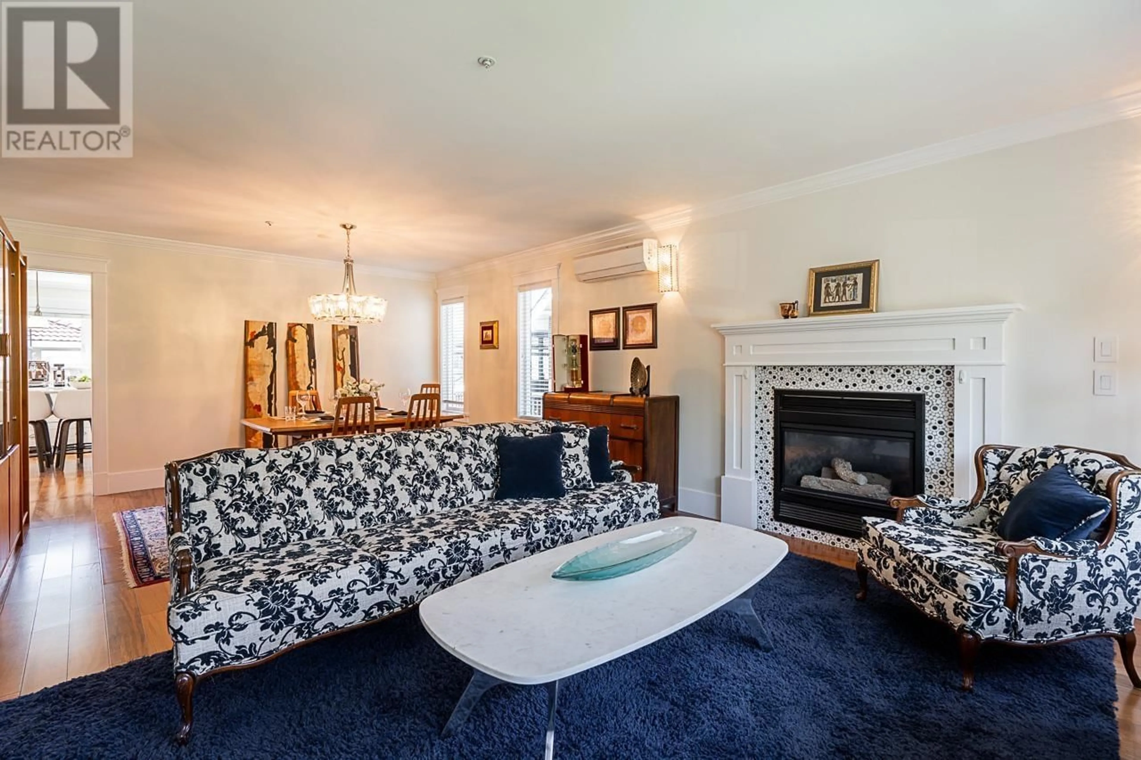 Living room with furniture, carpet floor for 3456 TRIUMPH STREET, Vancouver British Columbia V5K1T8