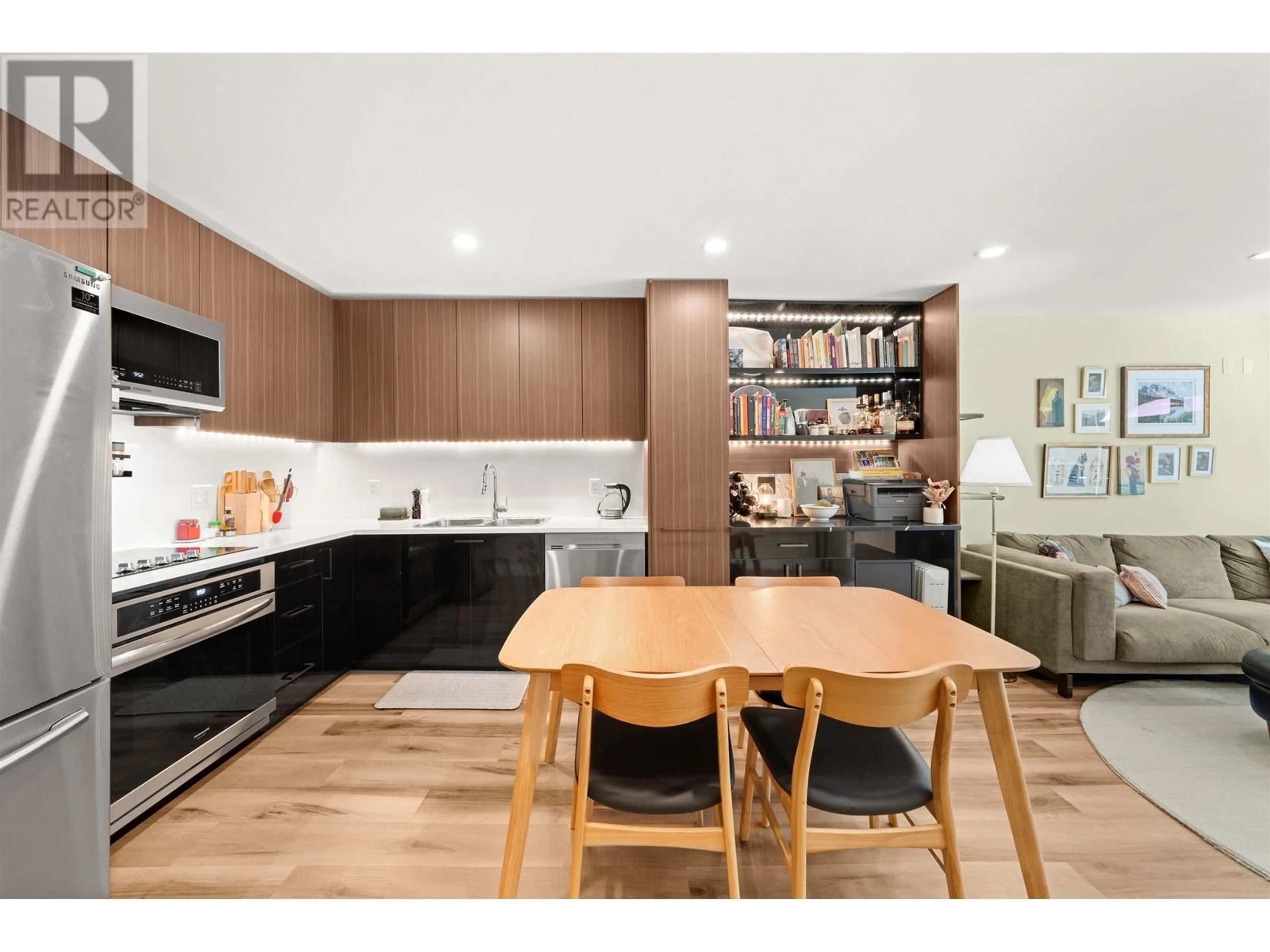 Open concept kitchen, wood/laminate floor for 214 - 215 MOWAT STREET, New Westminster British Columbia V3M4B1
