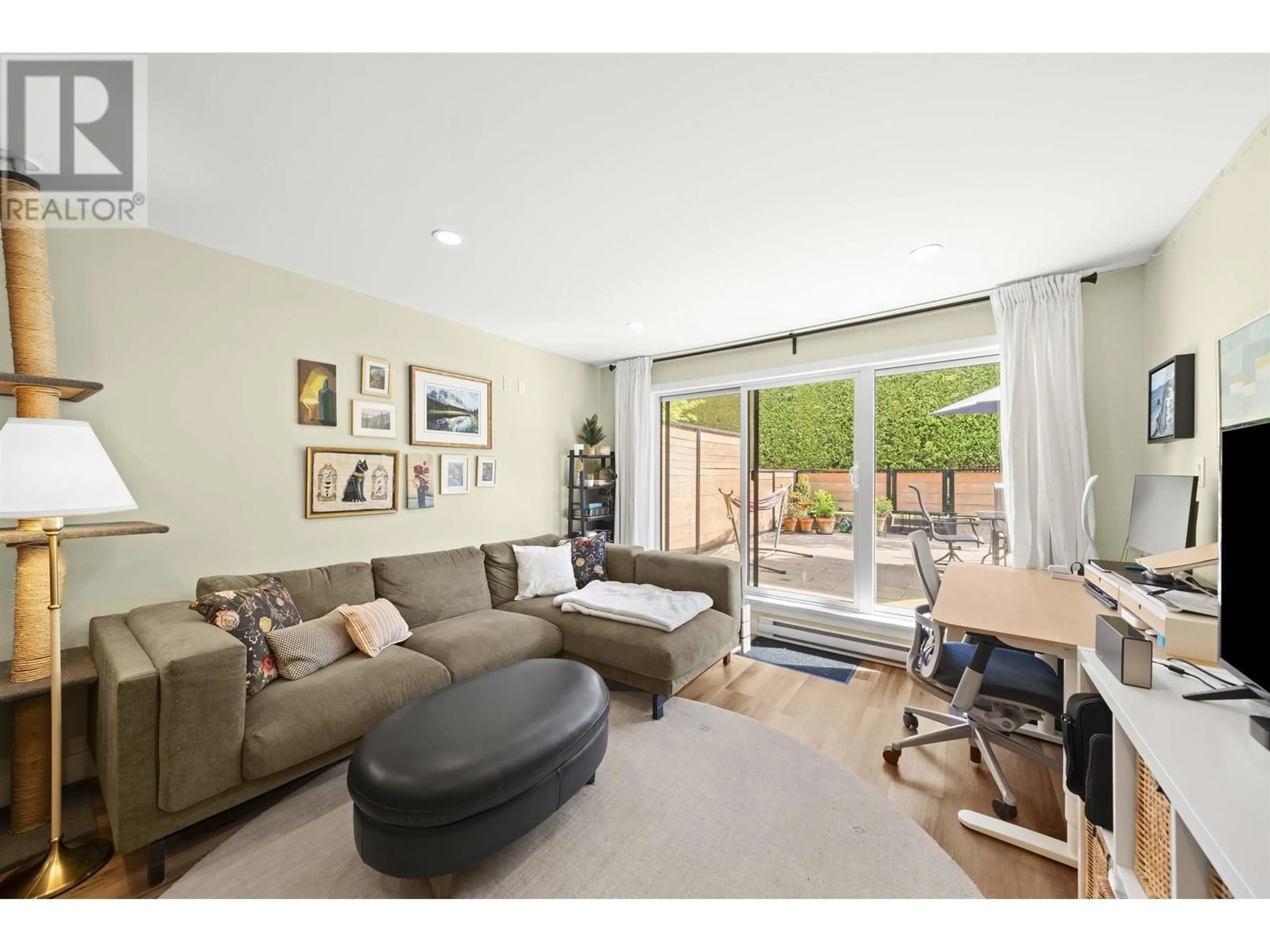 Living room with furniture, unknown for 214 - 215 MOWAT STREET, New Westminster British Columbia V3M4B1