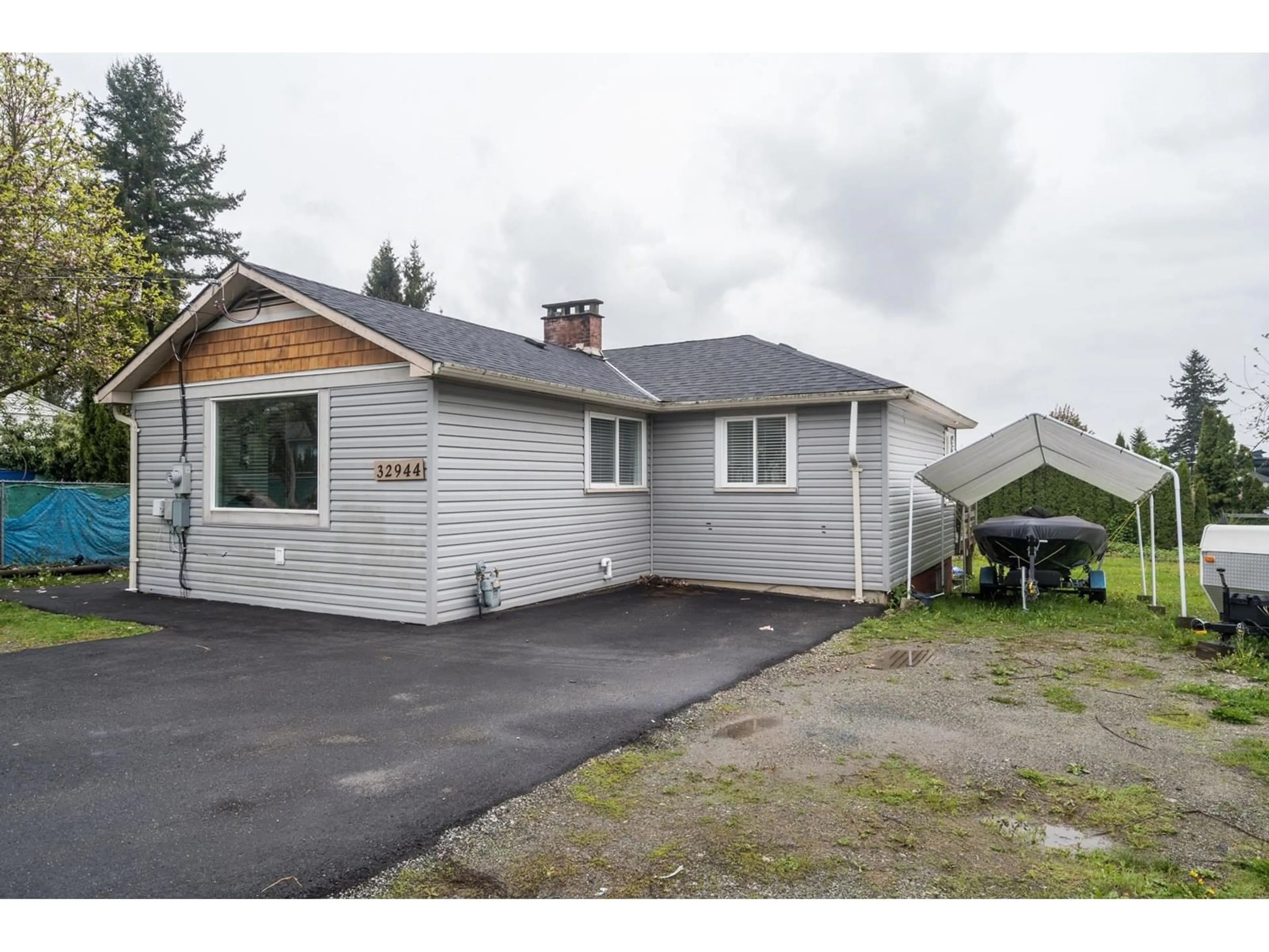Home with vinyl exterior material, street for 32944 14, Mission British Columbia V2V2P2