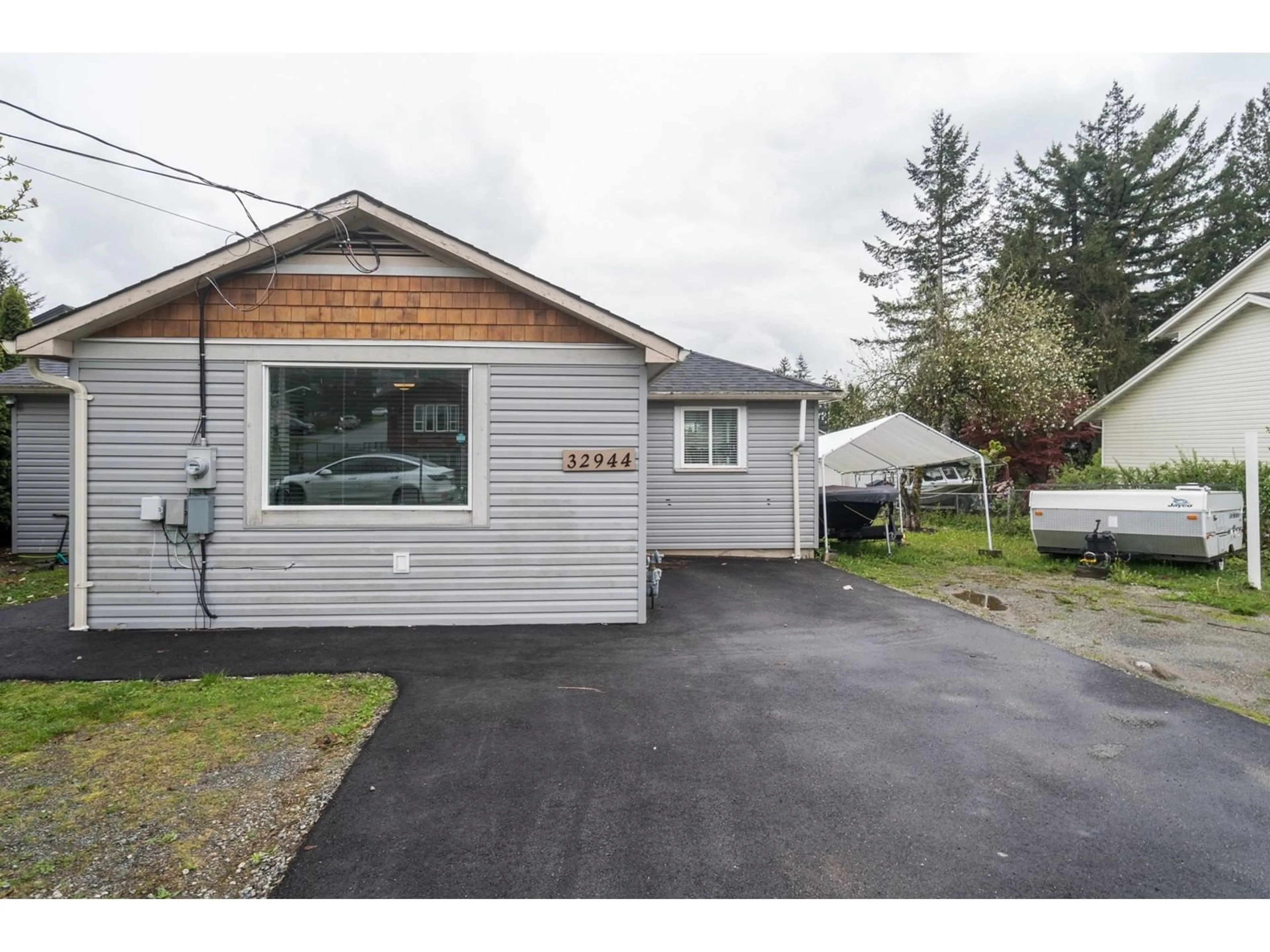 Home with vinyl exterior material, street for 32944 14, Mission British Columbia V2V2P2