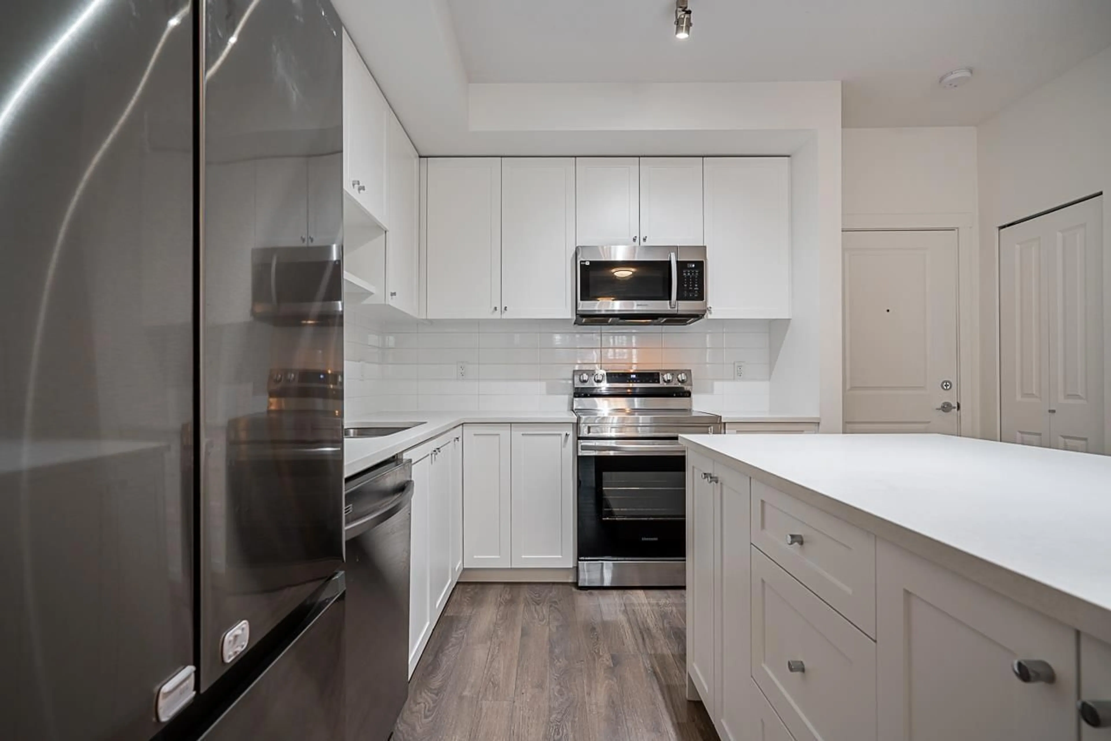 Standard kitchen, unknown for 210 - 15825 85, Surrey British Columbia V4N6W9