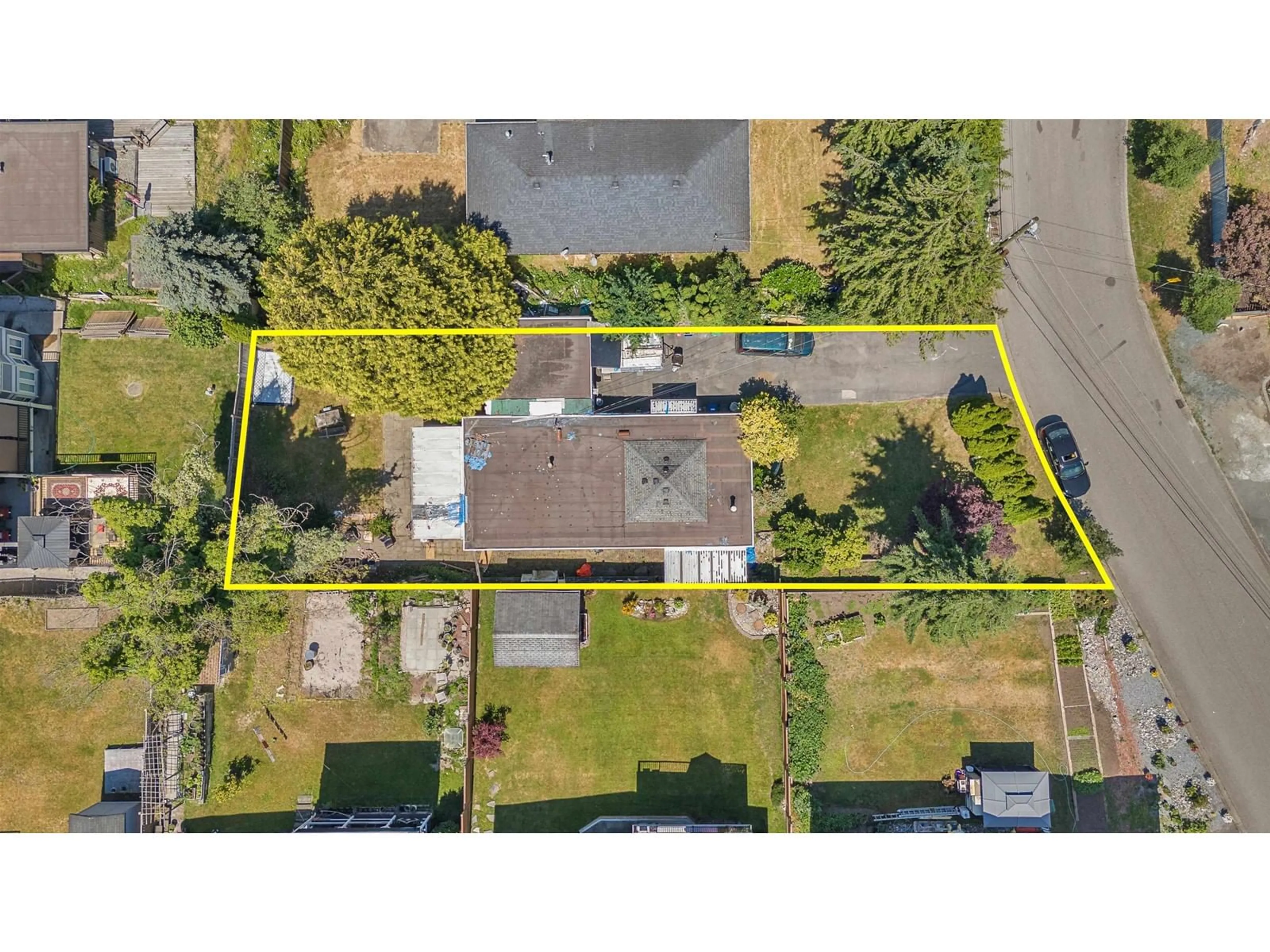 A pic from outside/outdoor area/front of a property/back of a property/a pic from drone, street for 11277 134, Surrey British Columbia V3R2Z2