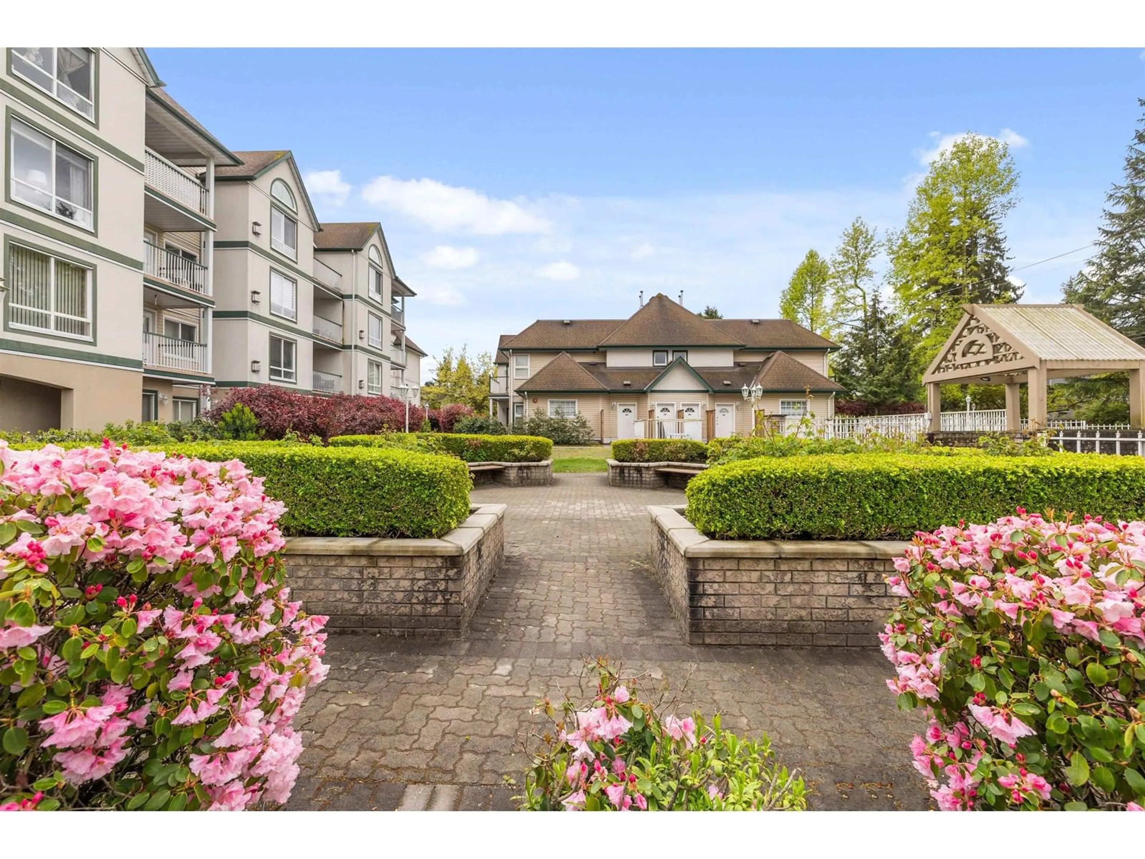 Patio, mountain view for 401 - 10082 132, Surrey British Columbia V3T5V3