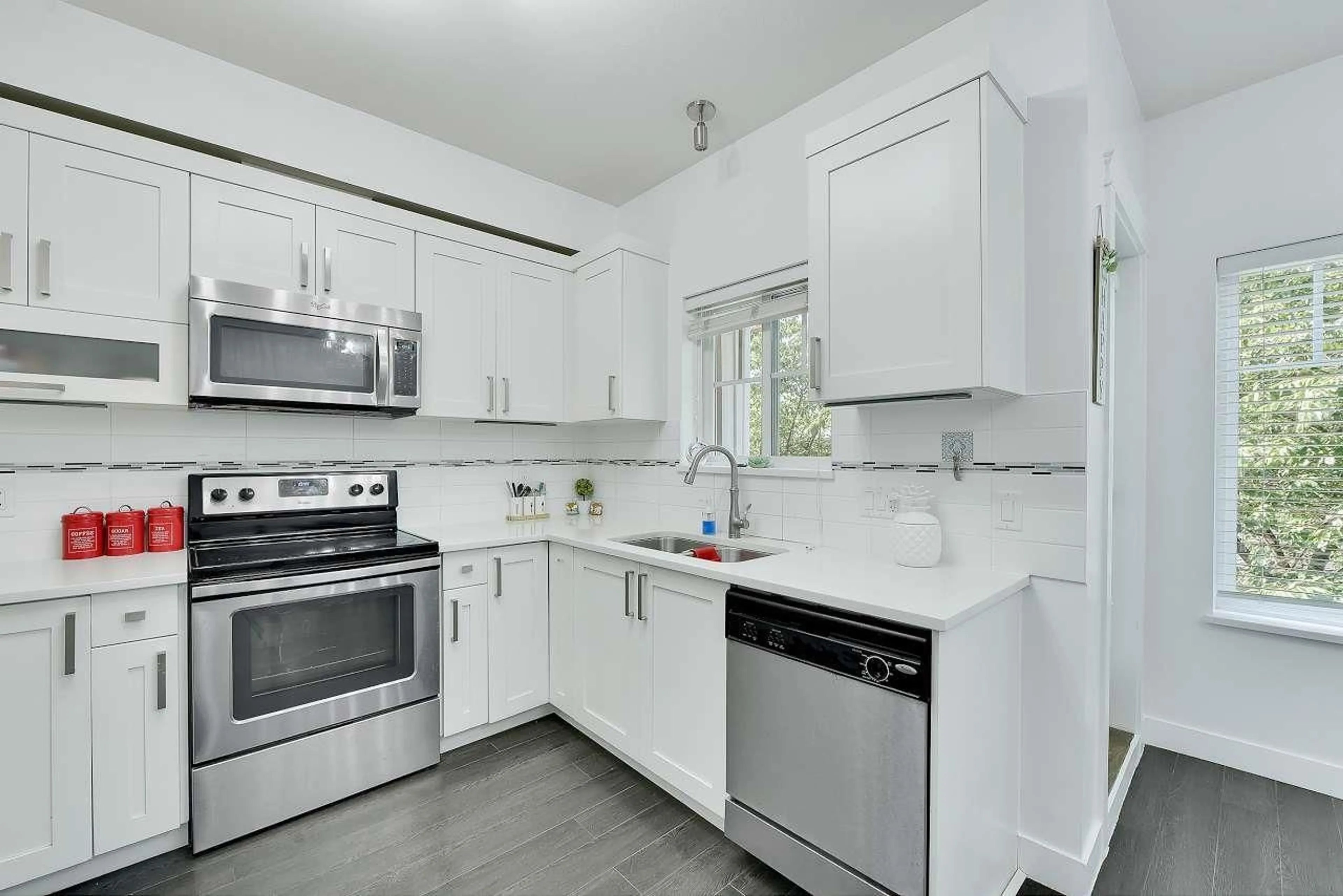 Standard kitchen, ceramic/tile floor for 10 - 13864 HYLAND, Surrey British Columbia V3W2C3