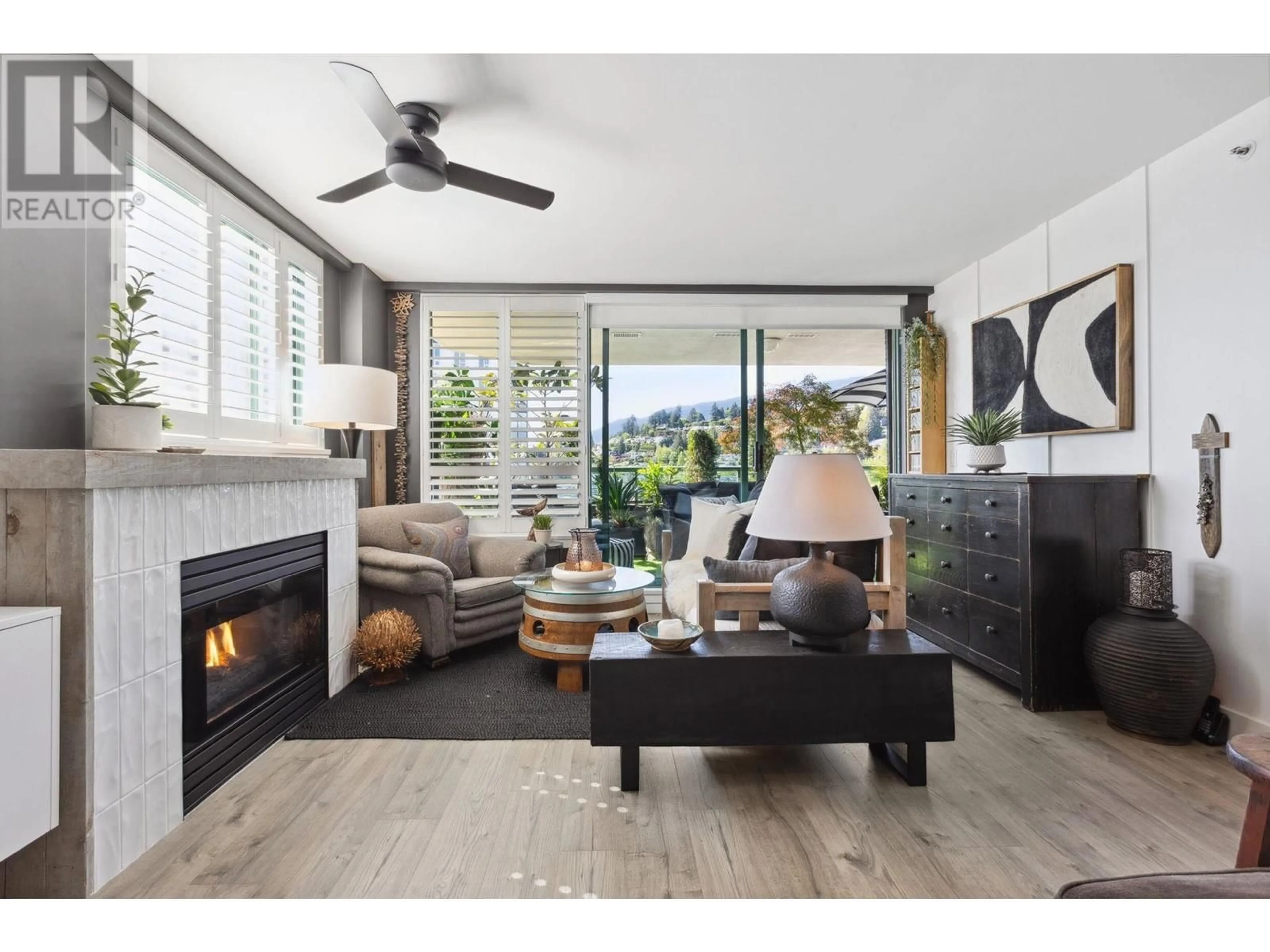 Living room with furniture, wood/laminate floor for 14E - 328 TAYLOR WAY, West Vancouver British Columbia V7T2Y4