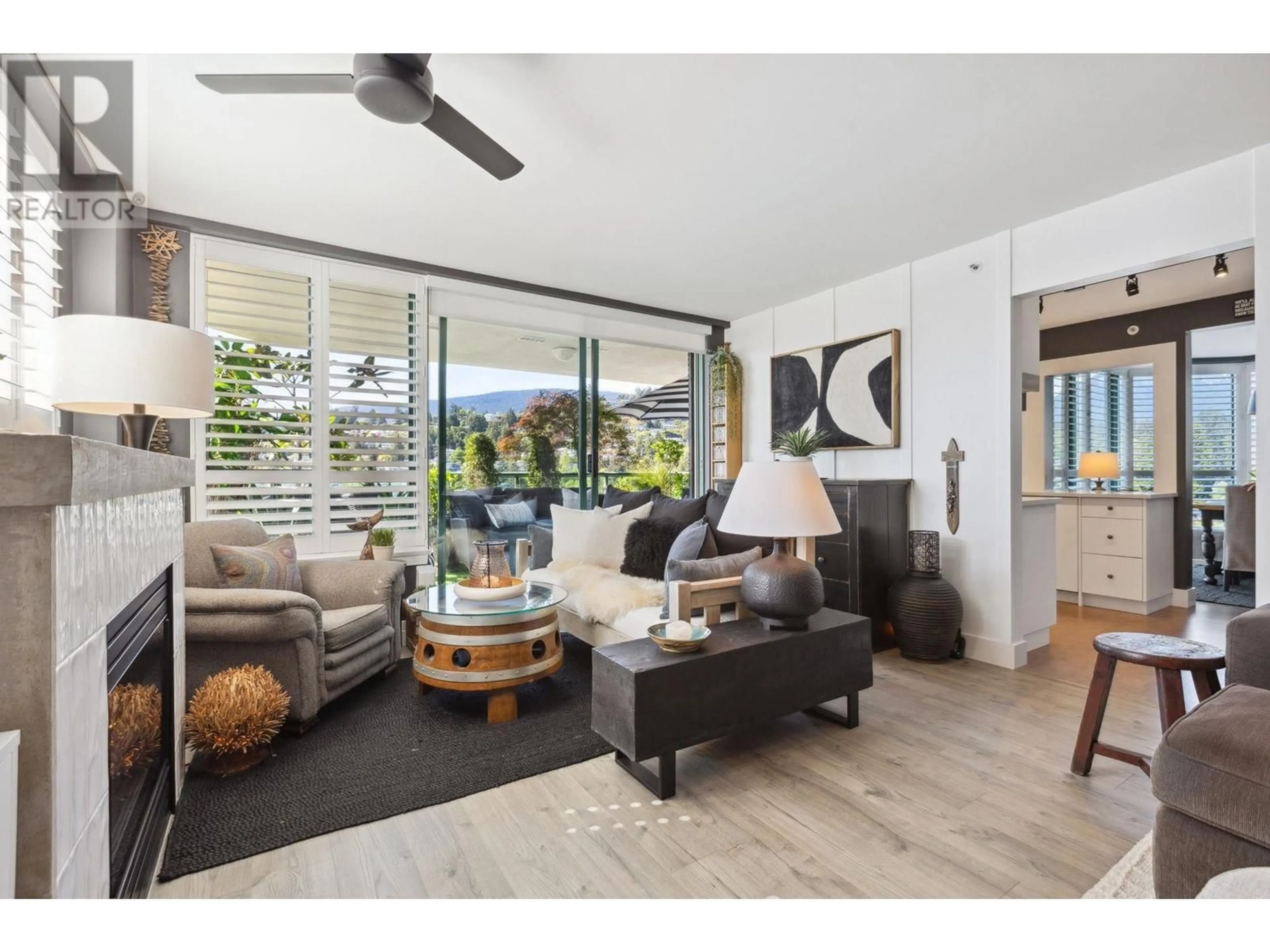 Living room with furniture, wood/laminate floor for 14E - 328 TAYLOR WAY, West Vancouver British Columbia V7T2Y4