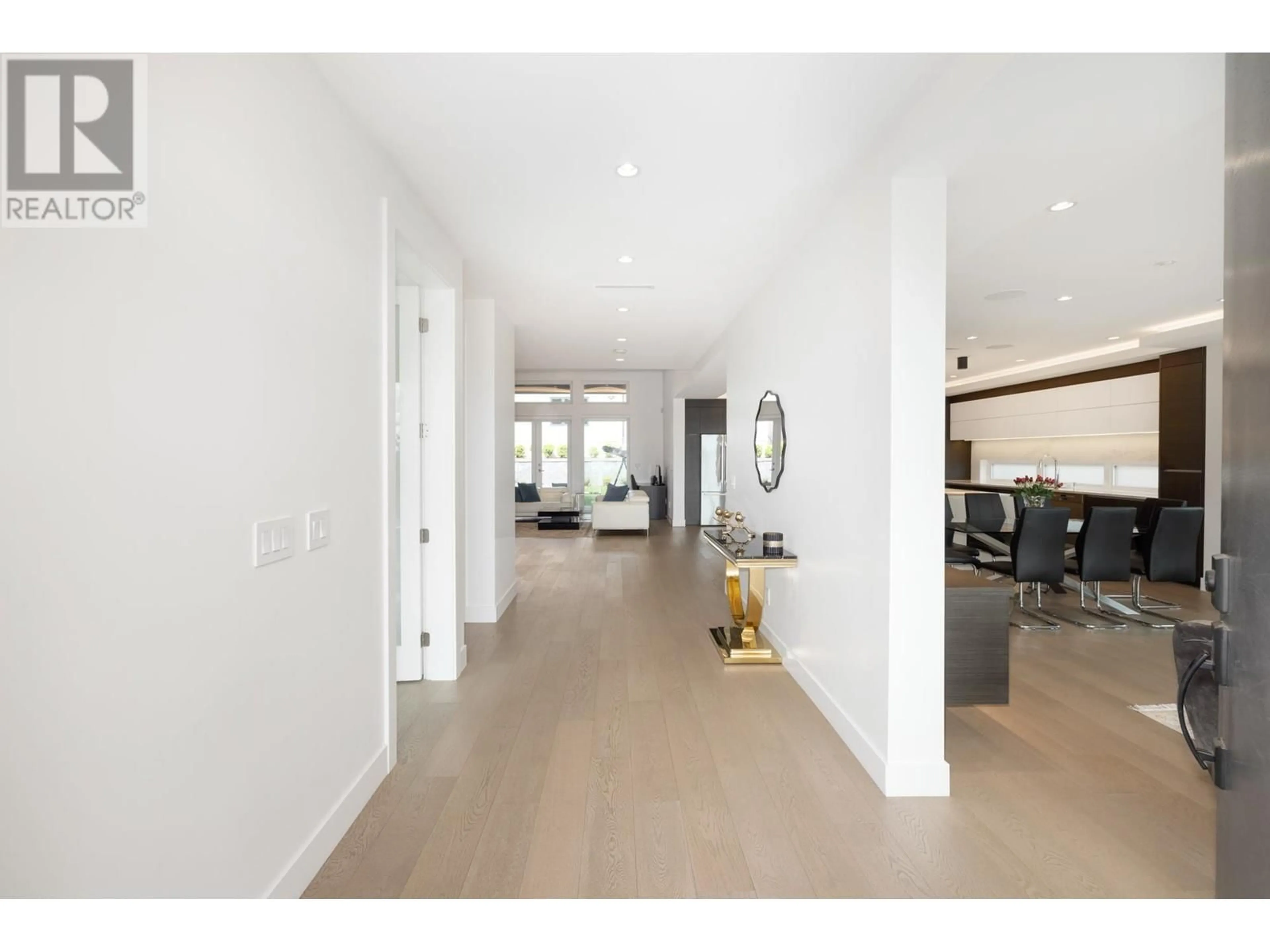 Indoor entryway for 1052 CALVERHALL STREET, North Vancouver British Columbia V7L1Y3