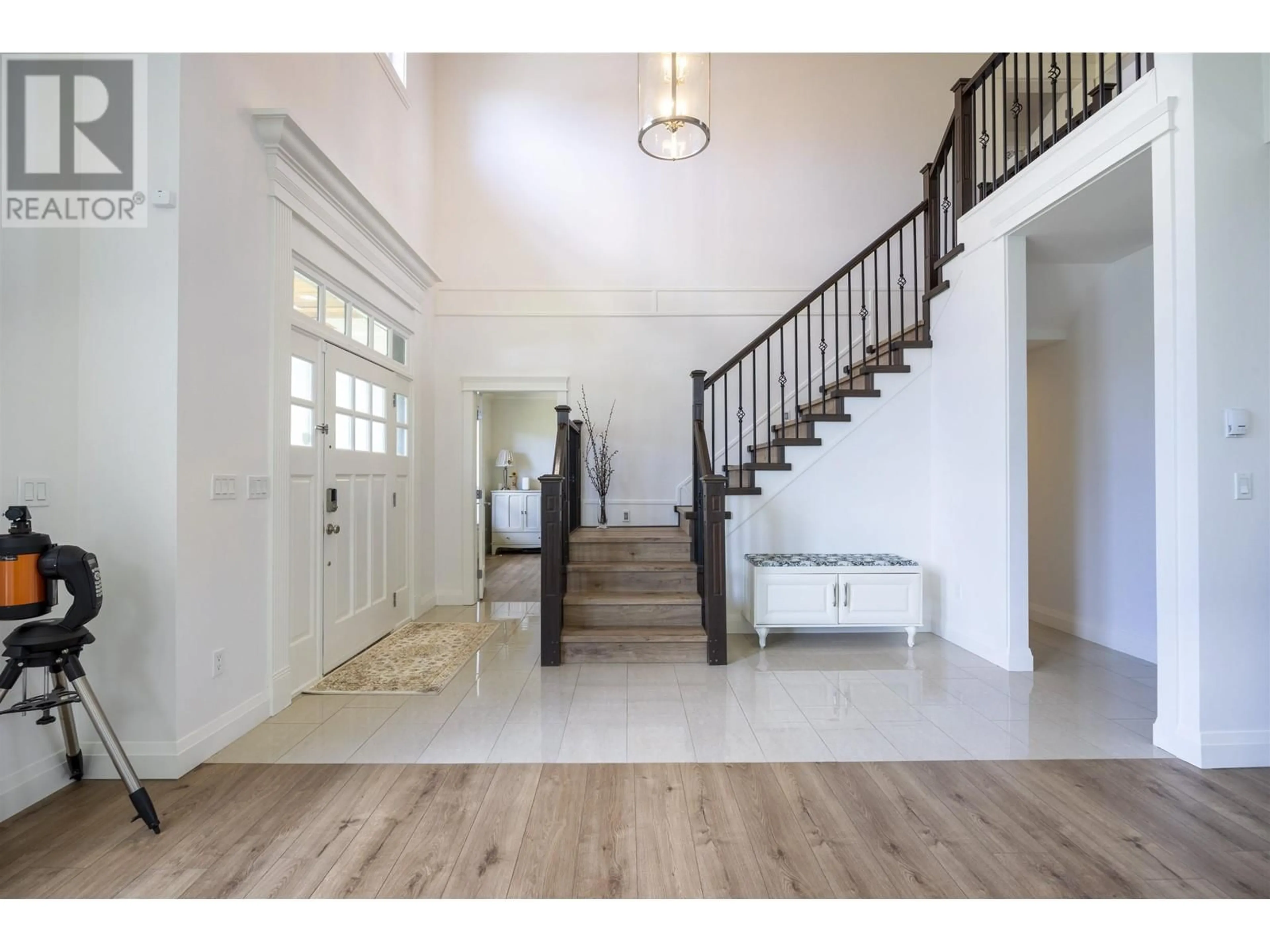 Indoor foyer for 7754 14TH AVENUE, Burnaby British Columbia V3N2A9