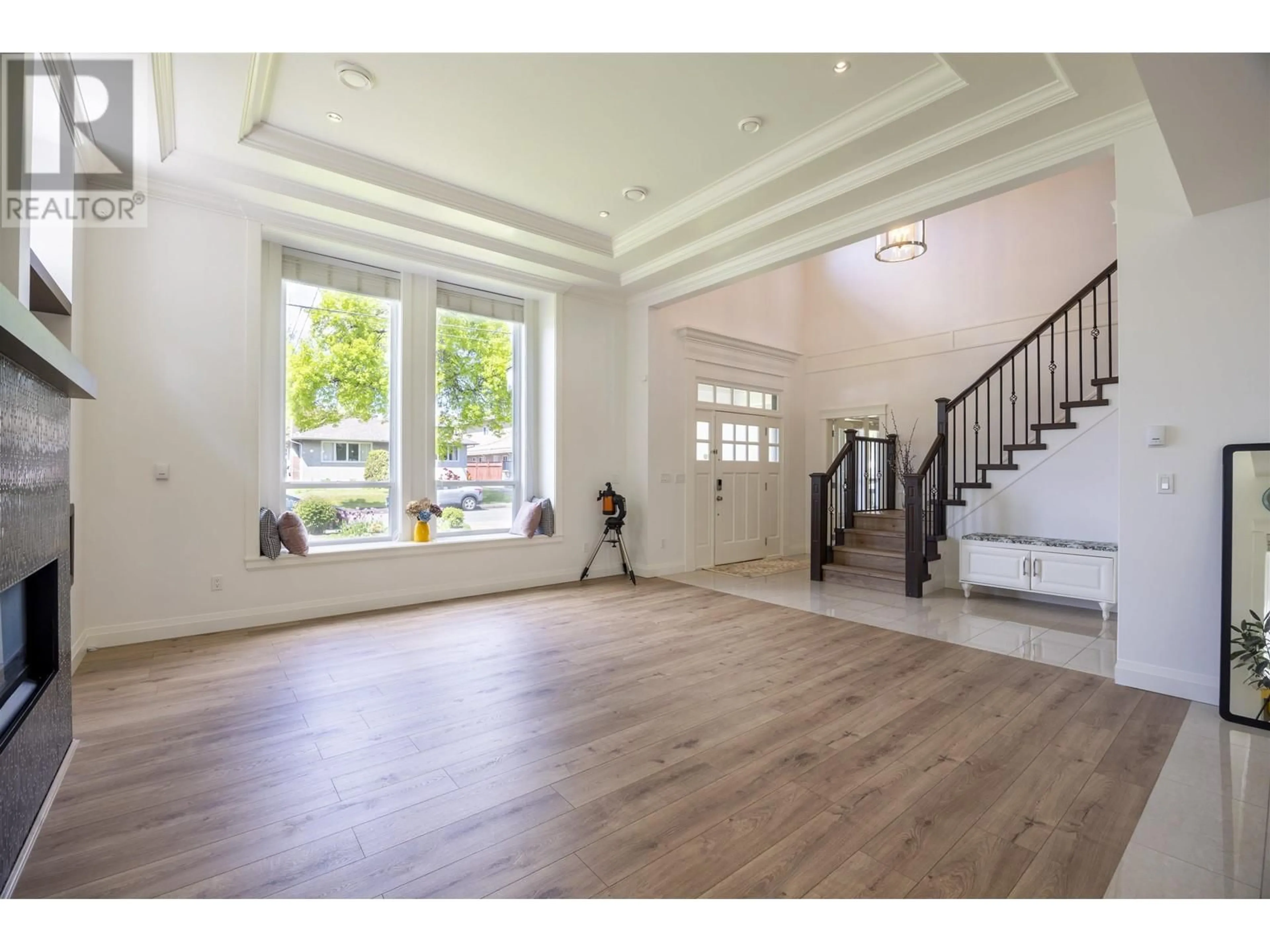 Indoor foyer for 7754 14TH AVENUE, Burnaby British Columbia V3N2A9