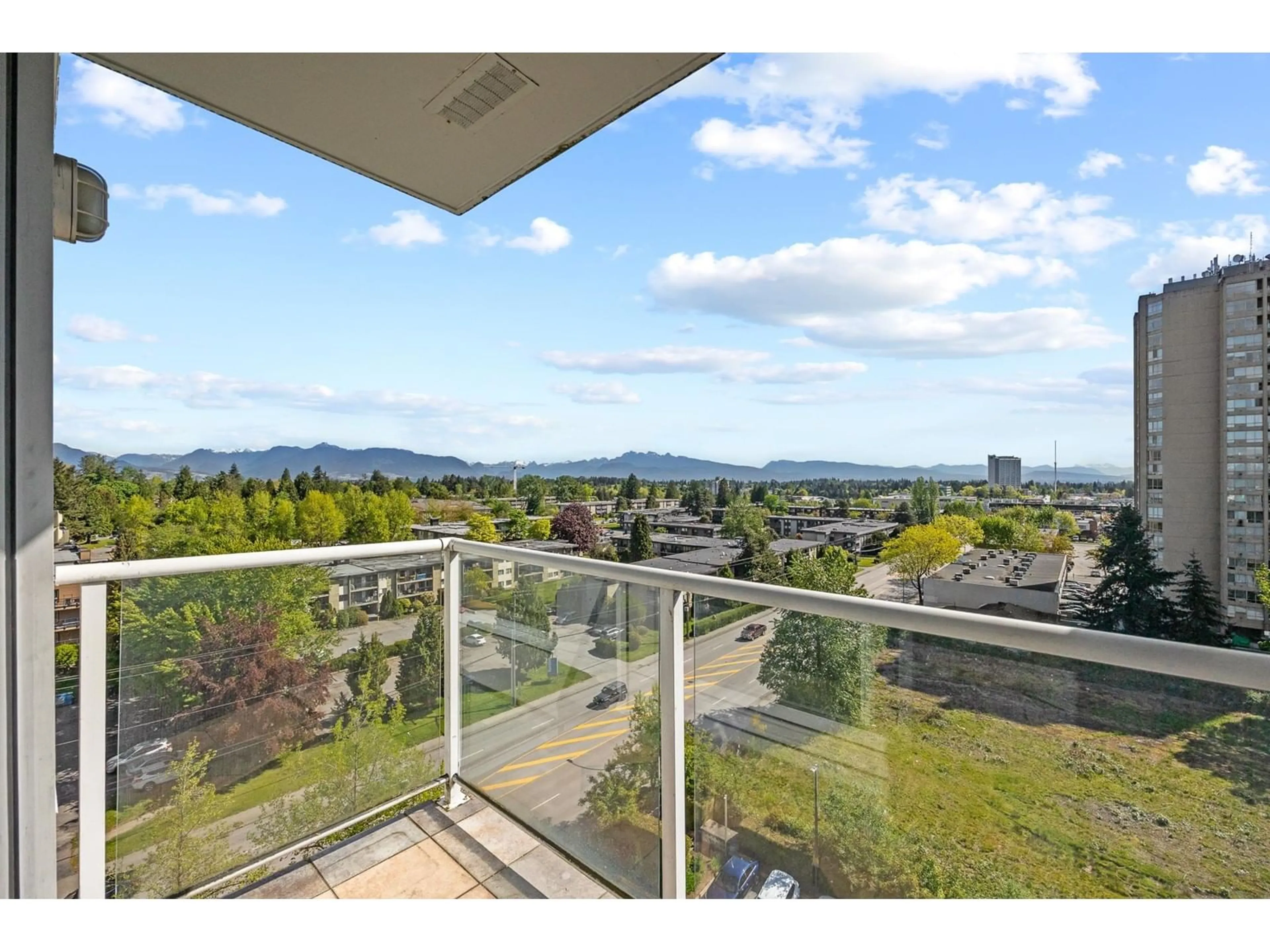 Balcony in the apartment, mountain view for 1002 - 14820 104, Surrey British Columbia V3R0V9