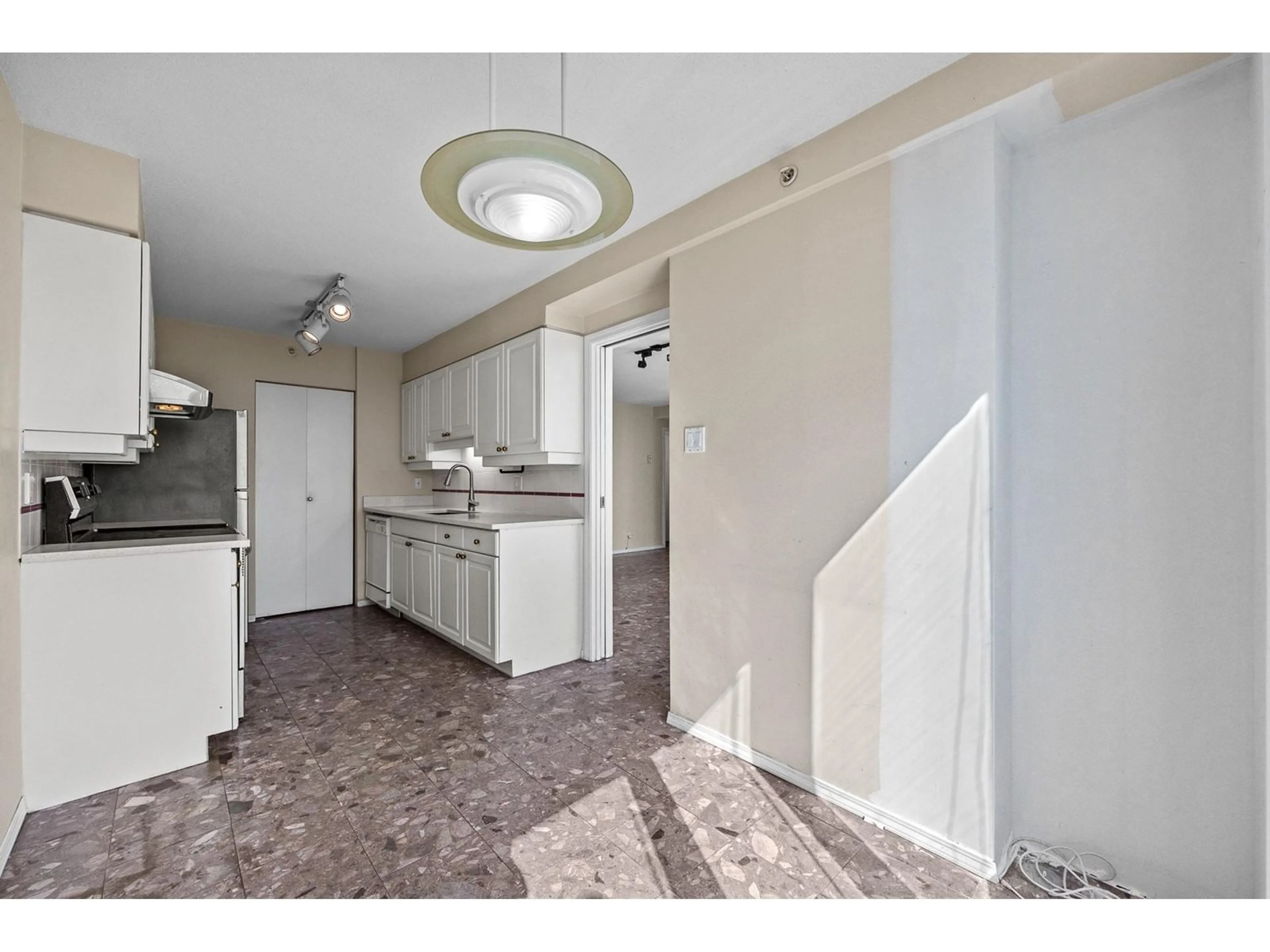 Standard kitchen, ceramic/tile floor for 1002 - 14820 104, Surrey British Columbia V3R0V9