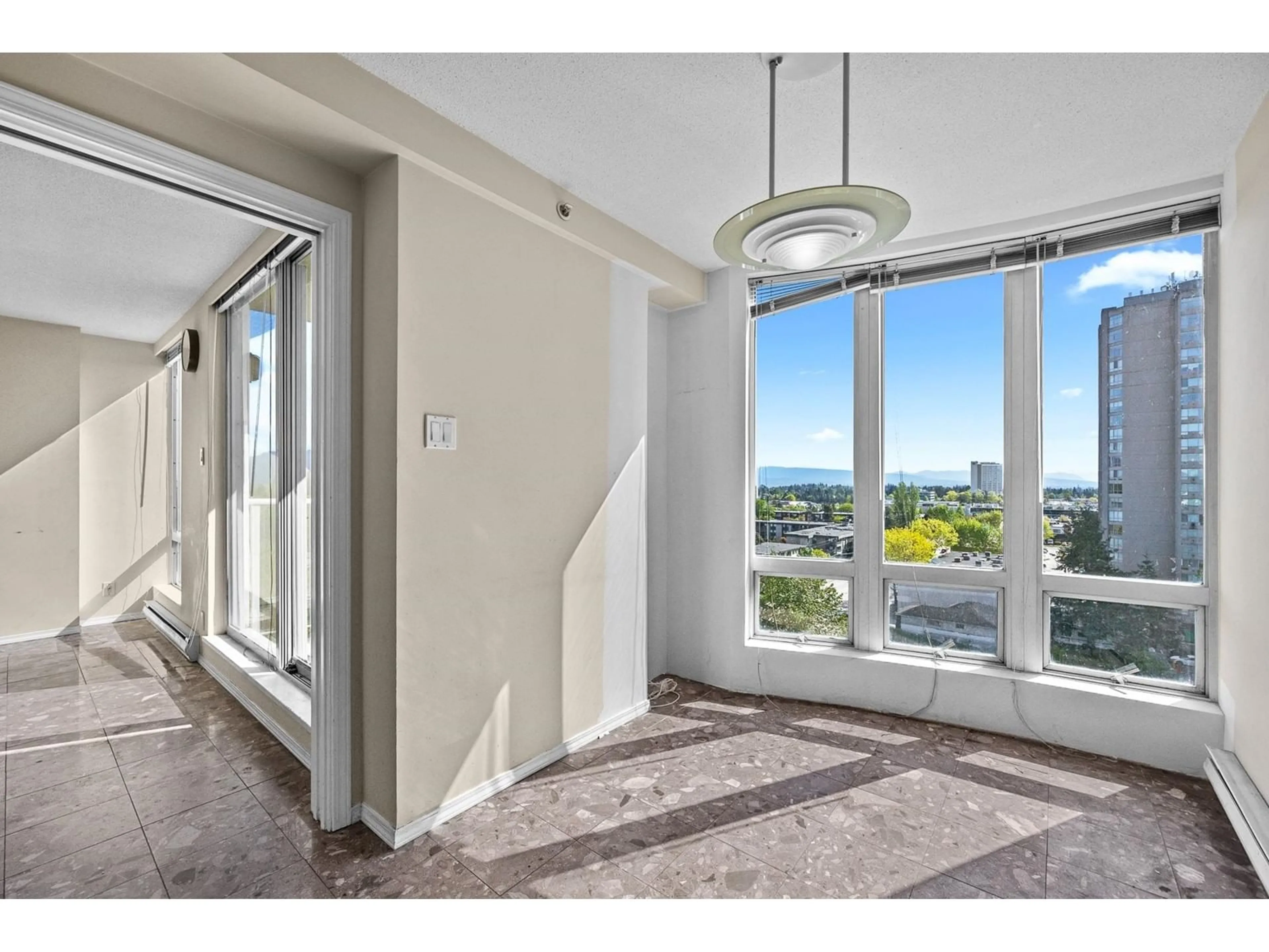 Indoor entryway for 1002 - 14820 104, Surrey British Columbia V3R0V9