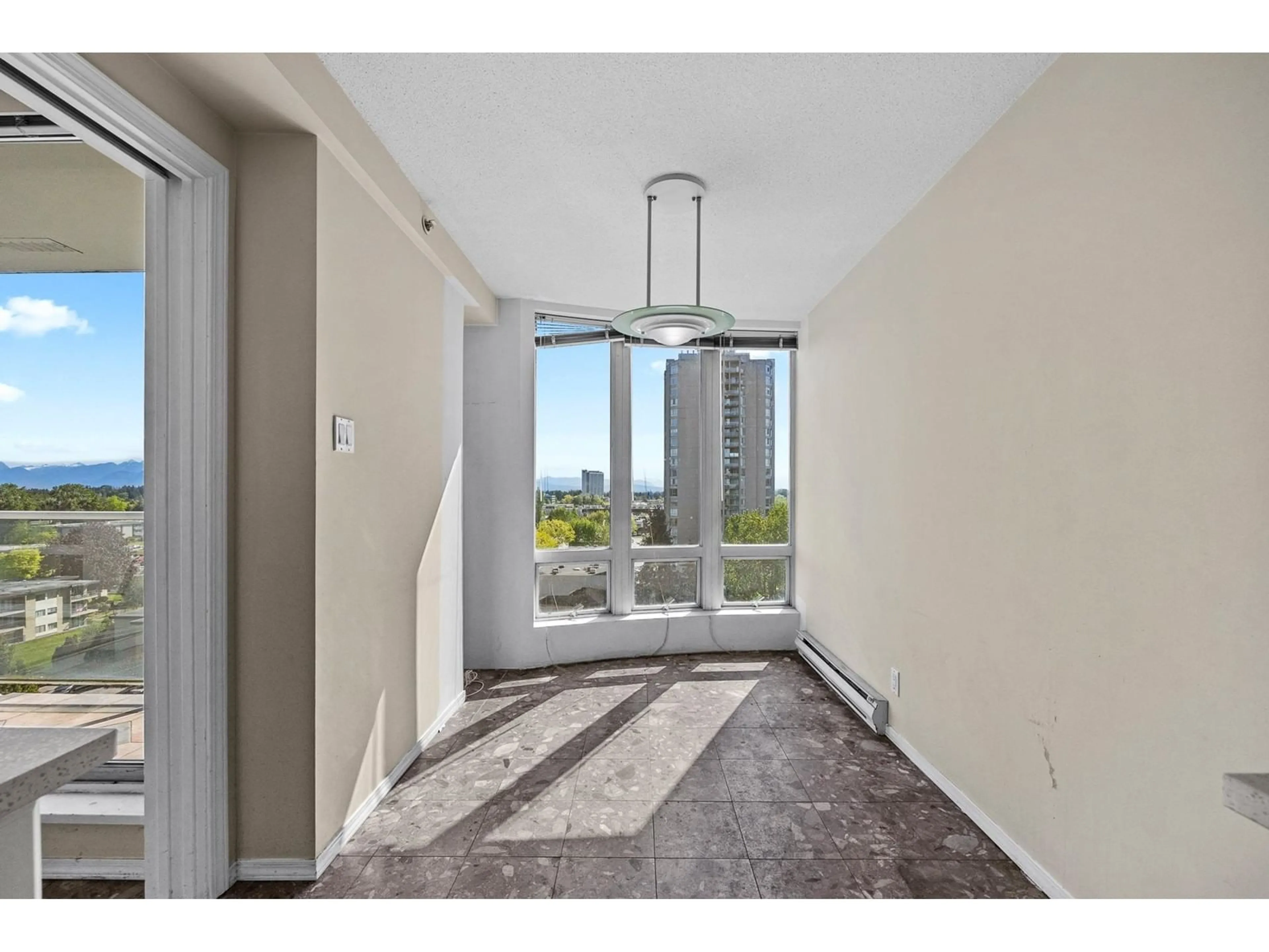 Indoor entryway for 1002 - 14820 104, Surrey British Columbia V3R0V9