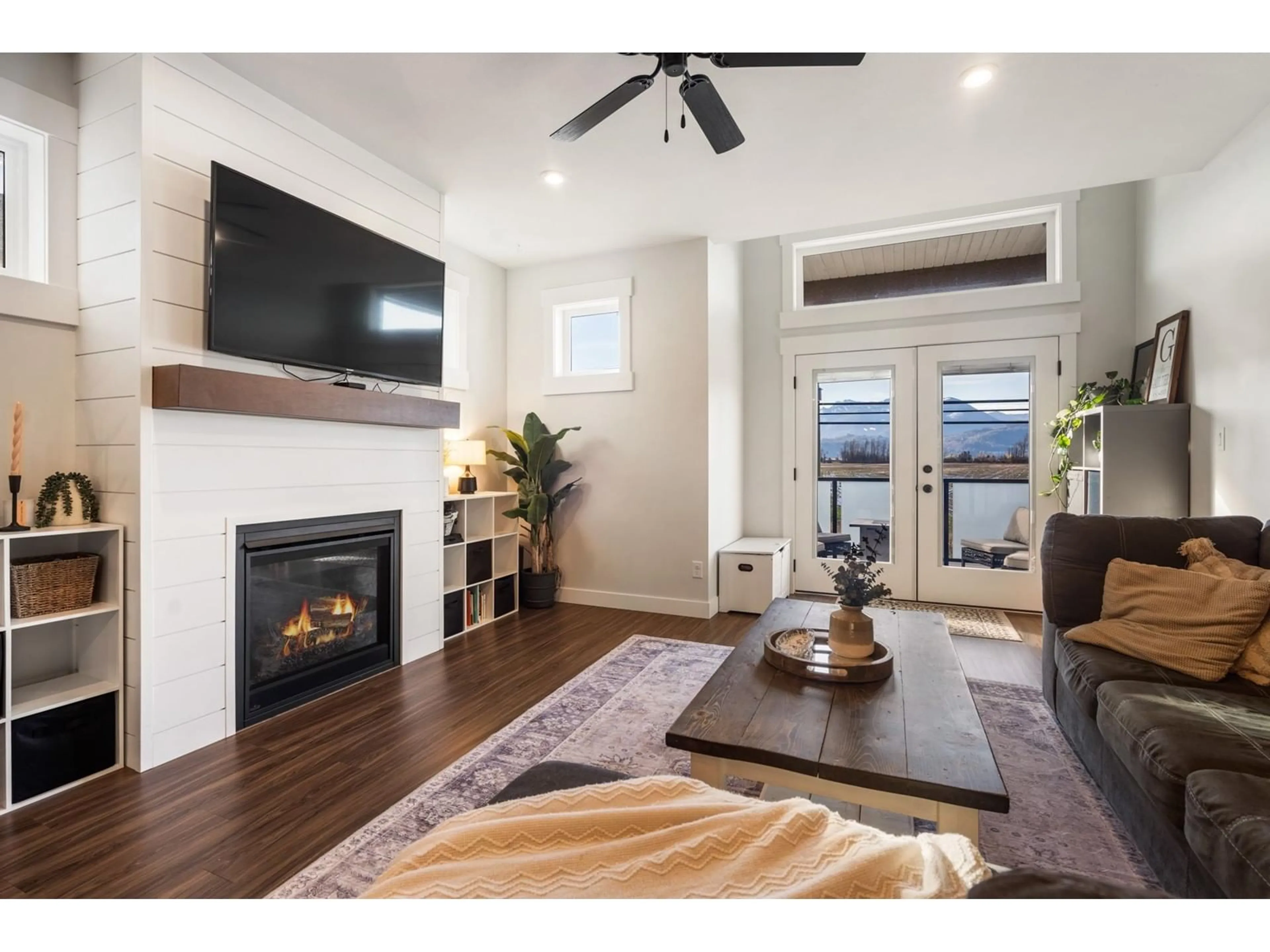 Living room with furniture, wood/laminate floor for 47383 YALE ROAD, Chilliwack British Columbia V2P7M8