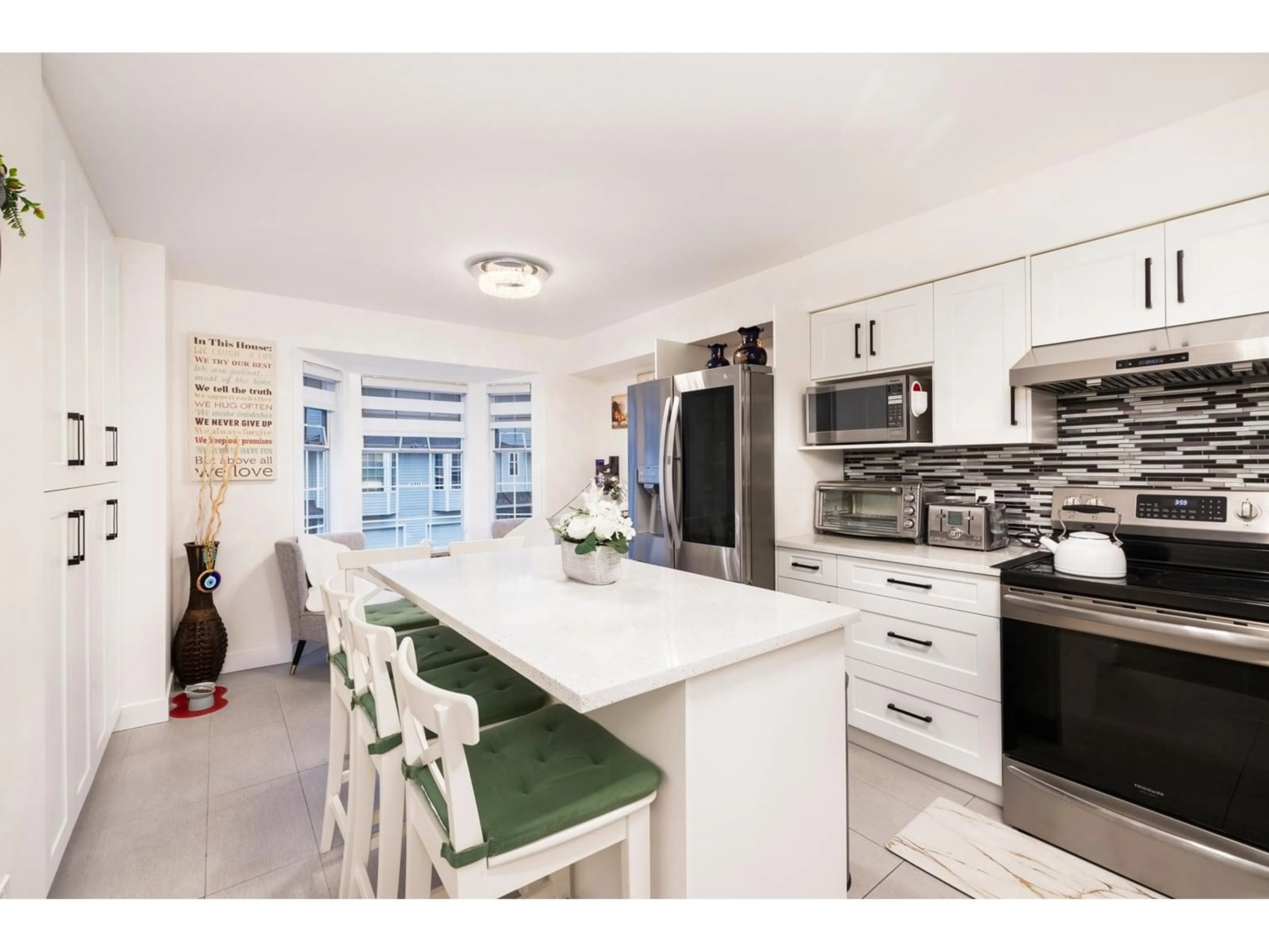 Open concept kitchen, ceramic/tile floor for 2 - 13982 72, Surrey British Columbia V3W0S2