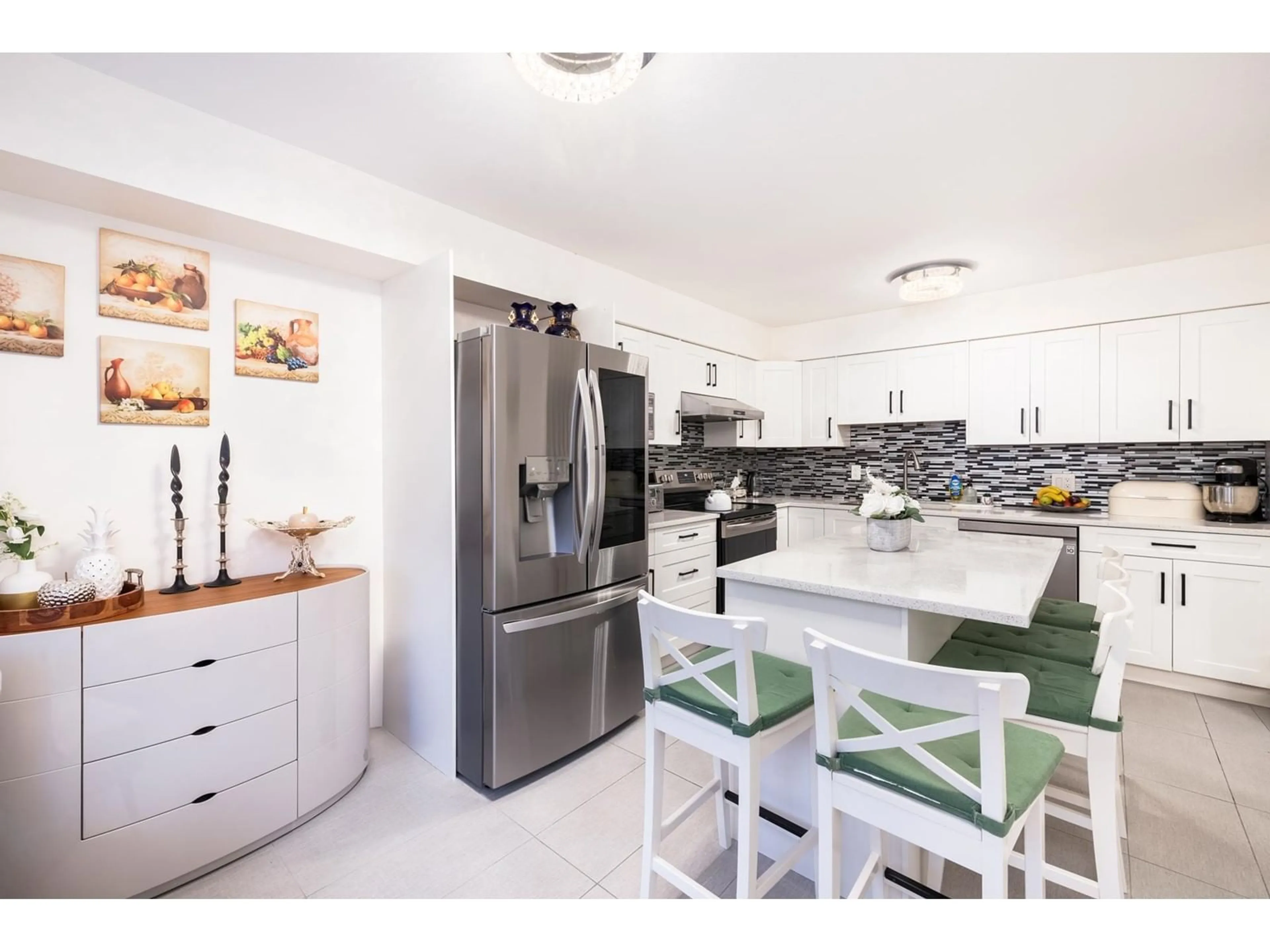 Open concept kitchen, ceramic/tile floor for 2 - 13982 72, Surrey British Columbia V3W0S2