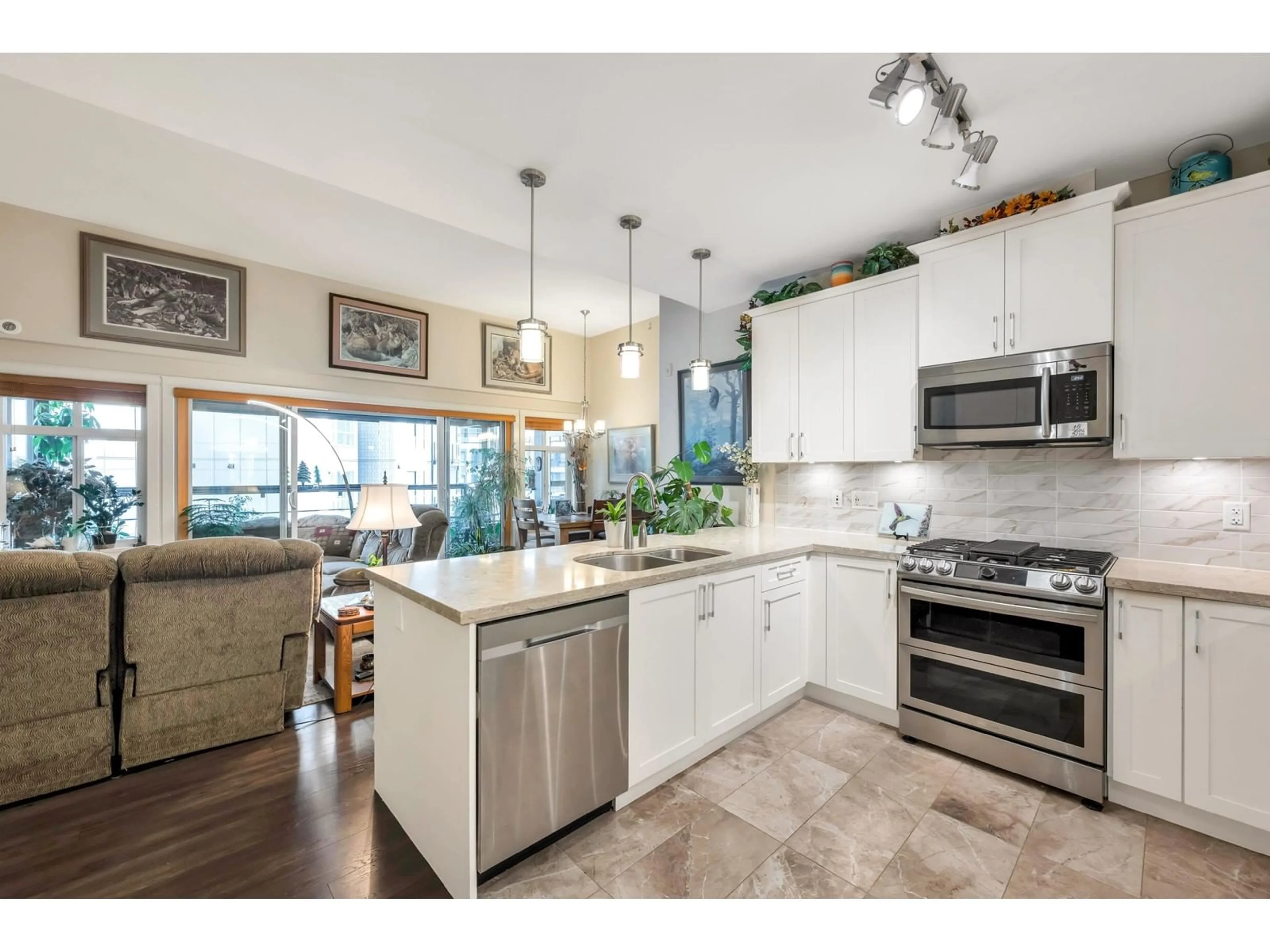 Open concept kitchen, ceramic/tile floor for 504 - 3535 146A, Surrey British Columbia V4P0H2