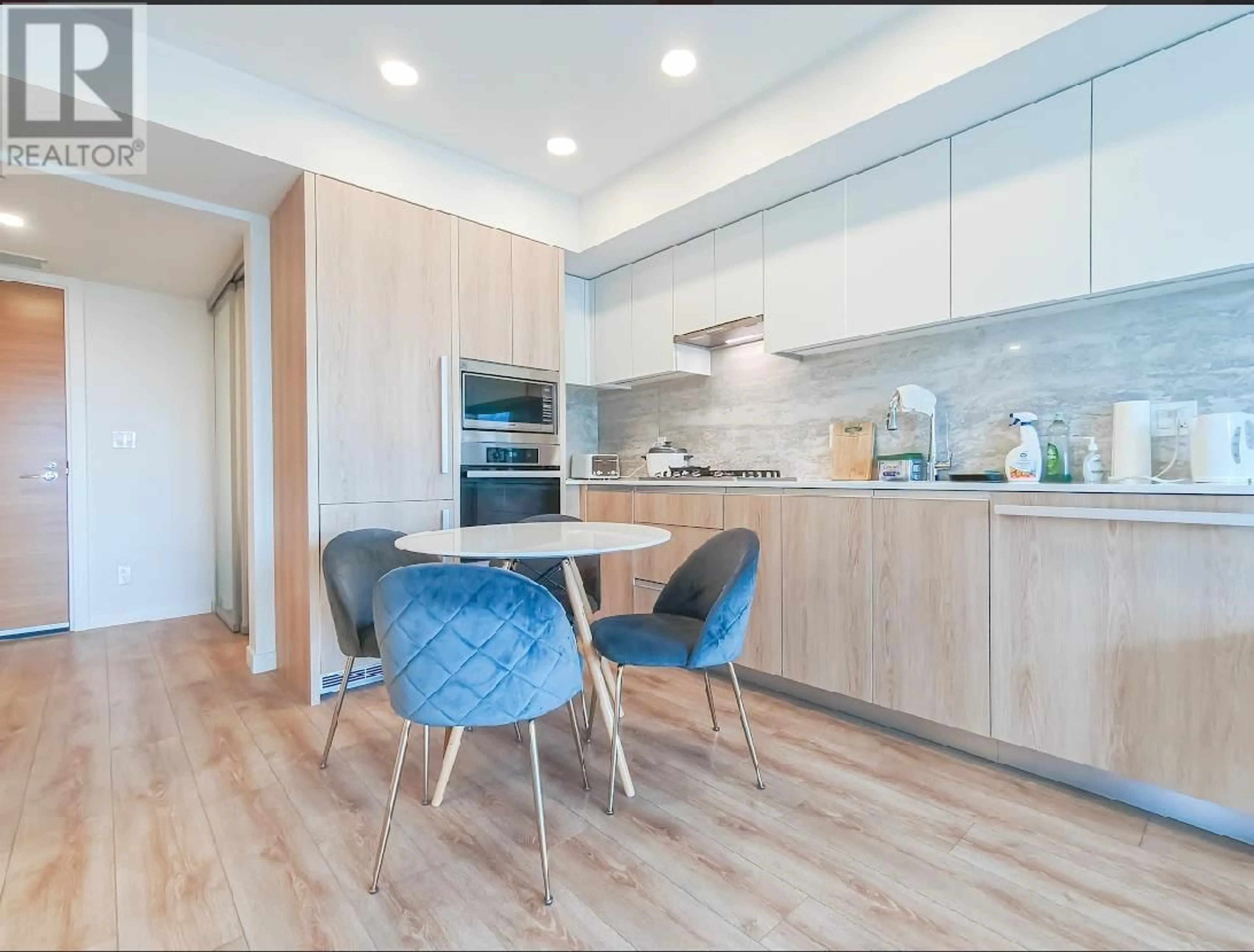 Contemporary kitchen, wood/laminate floor for 911 - 8111 PARK ROAD, Richmond British Columbia V6Y0M2
