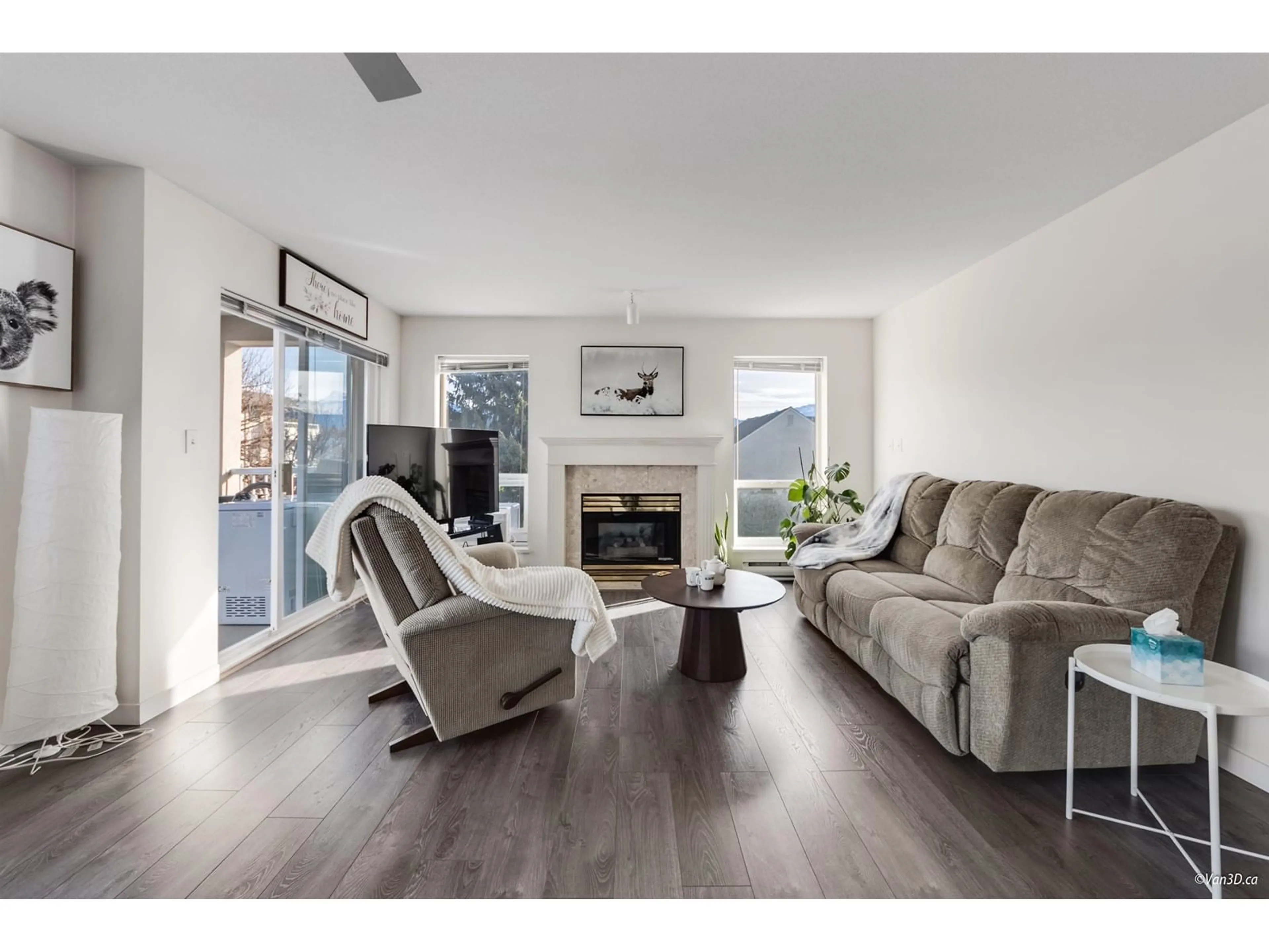 Living room with furniture, wood/laminate floor for 306 - 45773 VICTORIA AVENUE, Chilliwack British Columbia V2P2T4