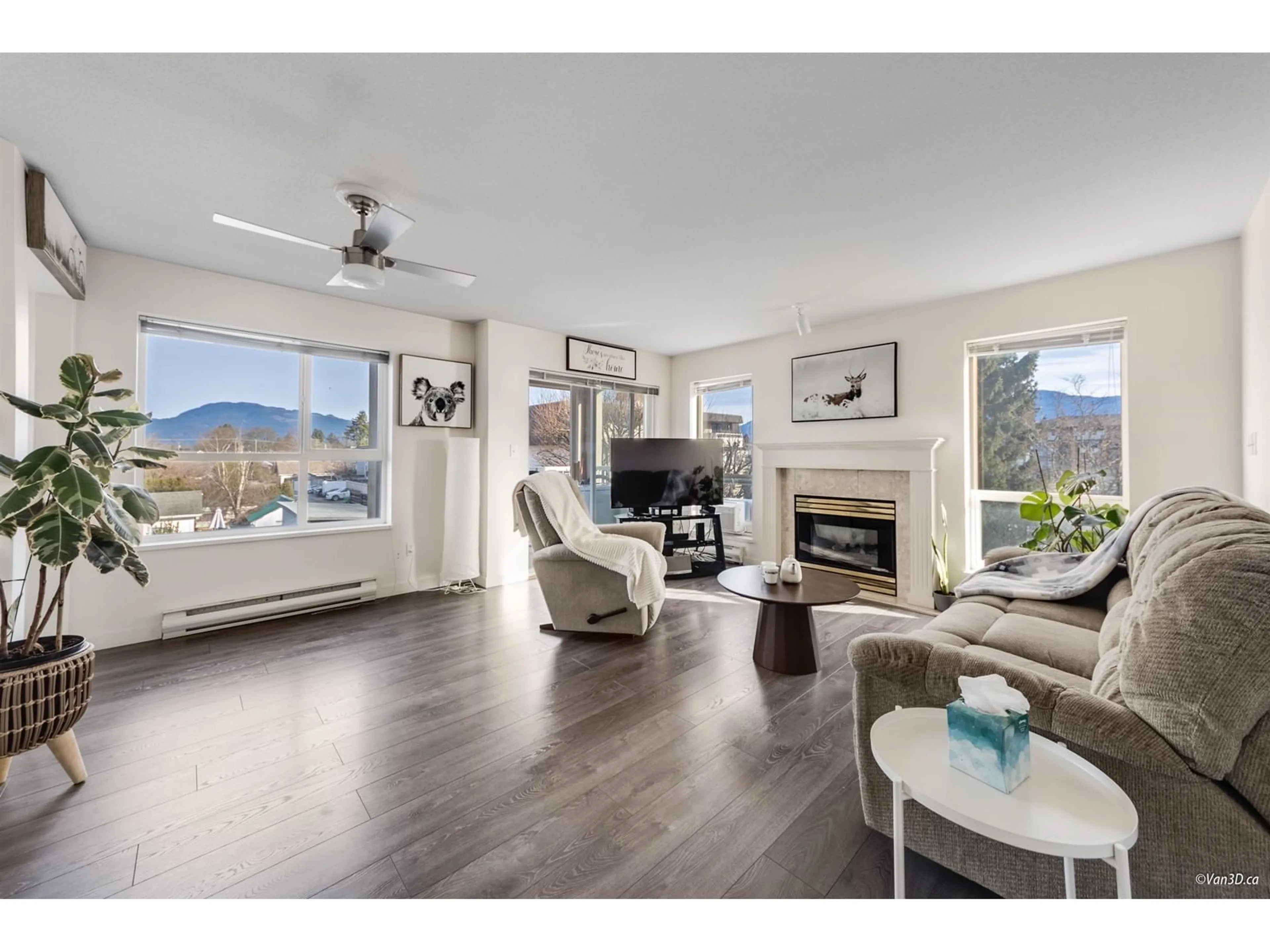 Living room with furniture, wood/laminate floor for 306 - 45773 VICTORIA AVENUE, Chilliwack British Columbia V2P2T4