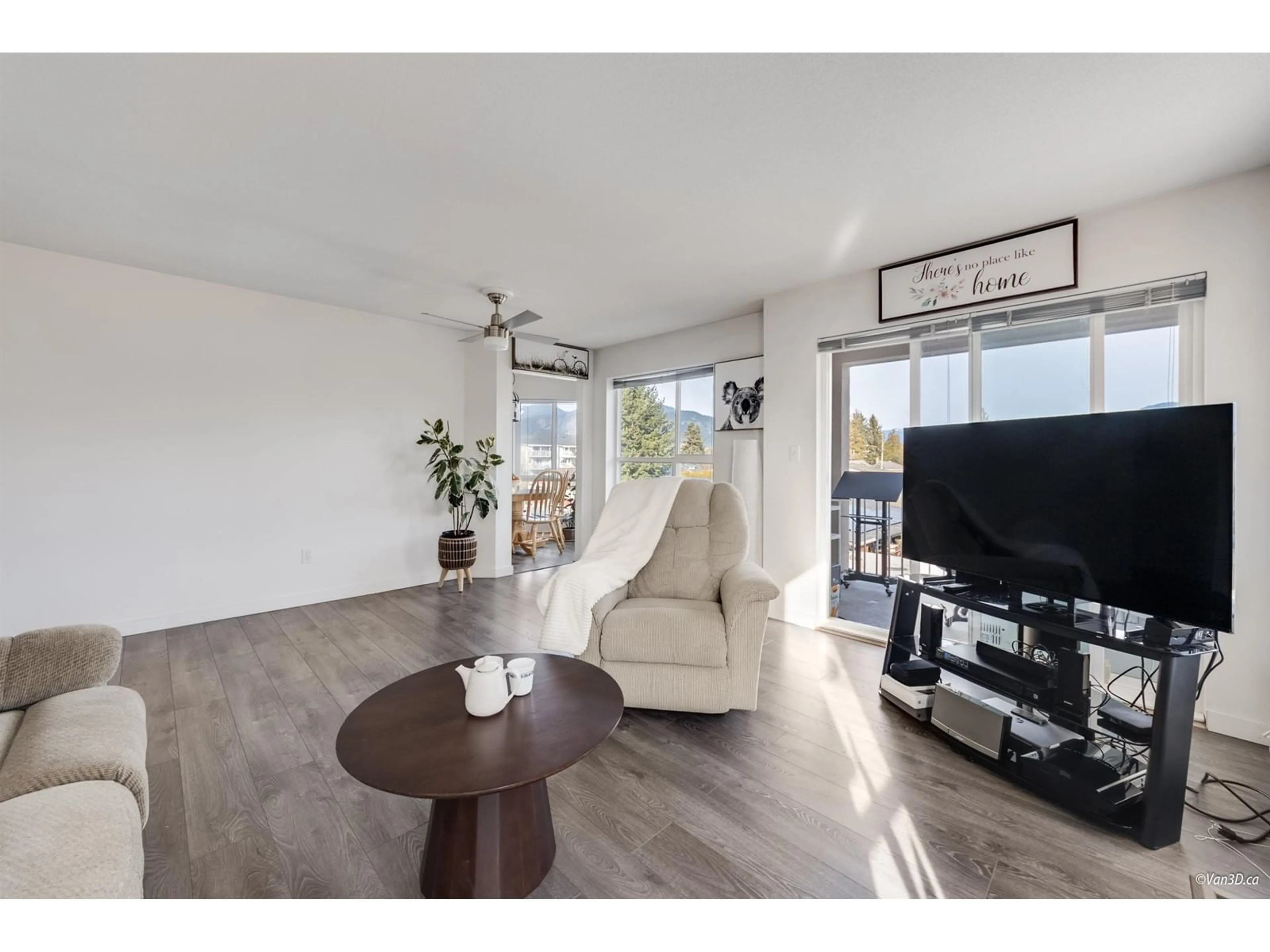 Living room with furniture, wood/laminate floor for 306 - 45773 VICTORIA AVENUE, Chilliwack British Columbia V2P2T4