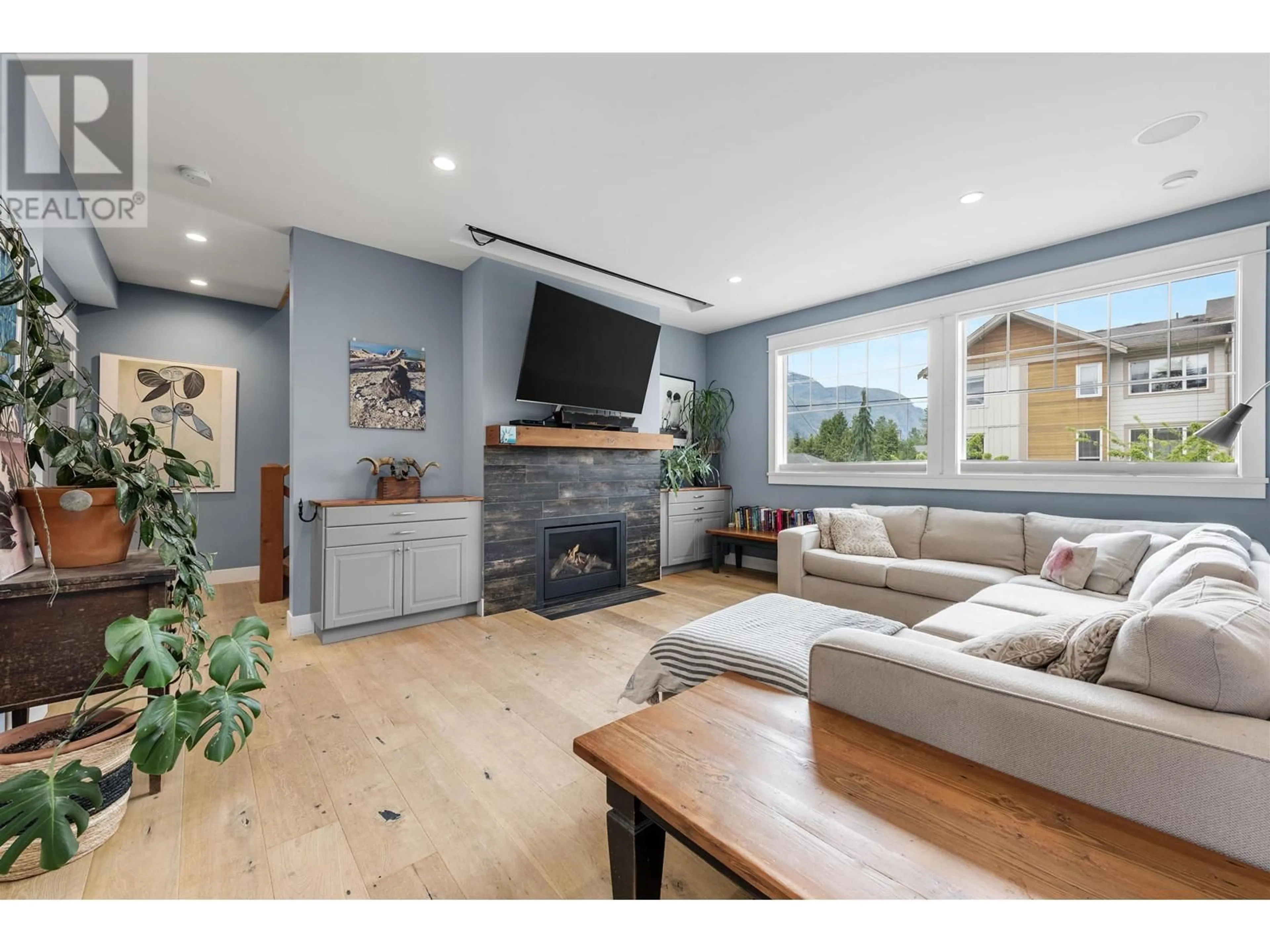 Living room with furniture, wood/laminate floor for 1215 WILSON CRESCENT, Squamish British Columbia V8B0B8