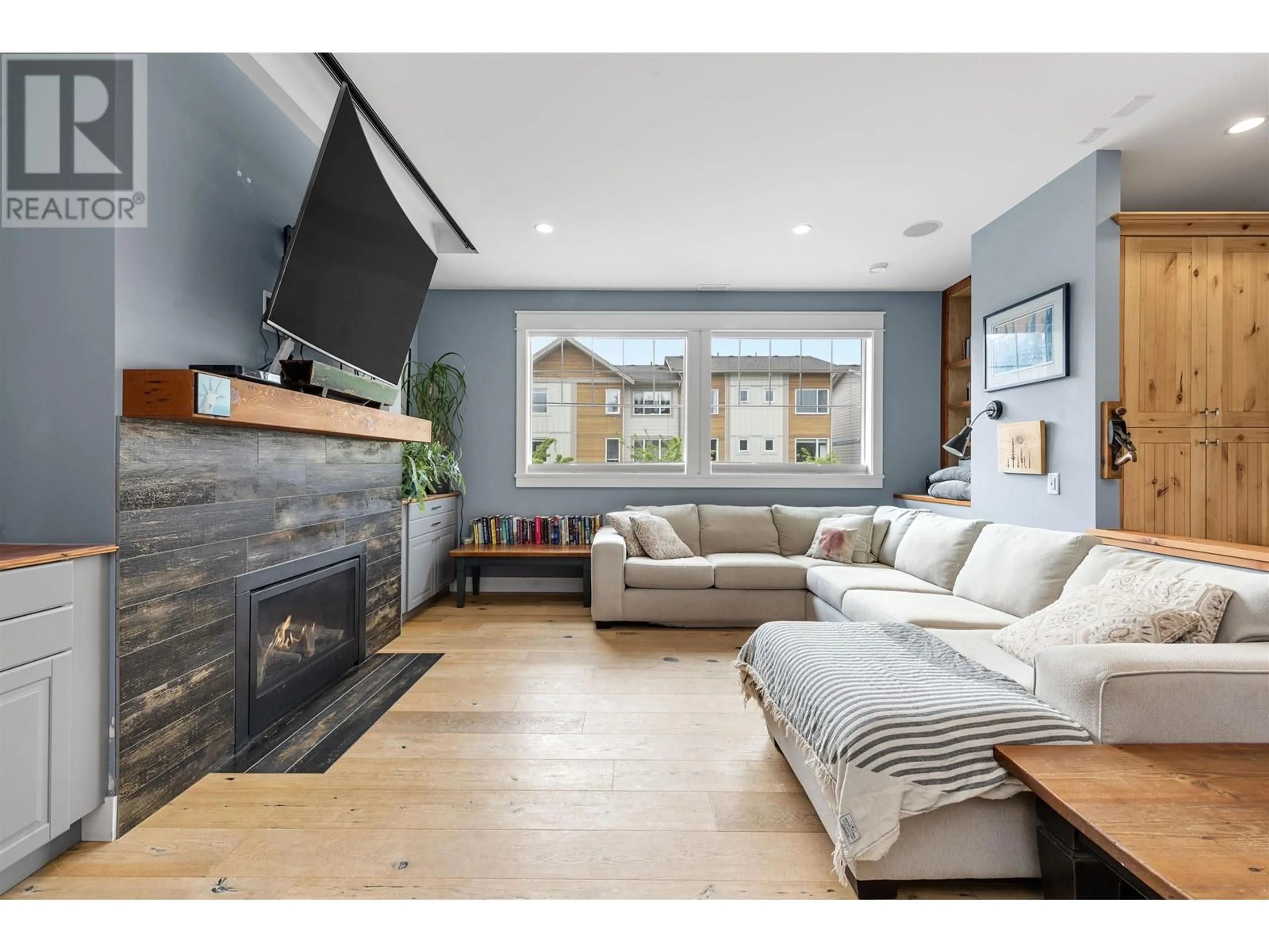 Living room with furniture, unknown for 1215 WILSON CRESCENT, Squamish British Columbia V8B0B8