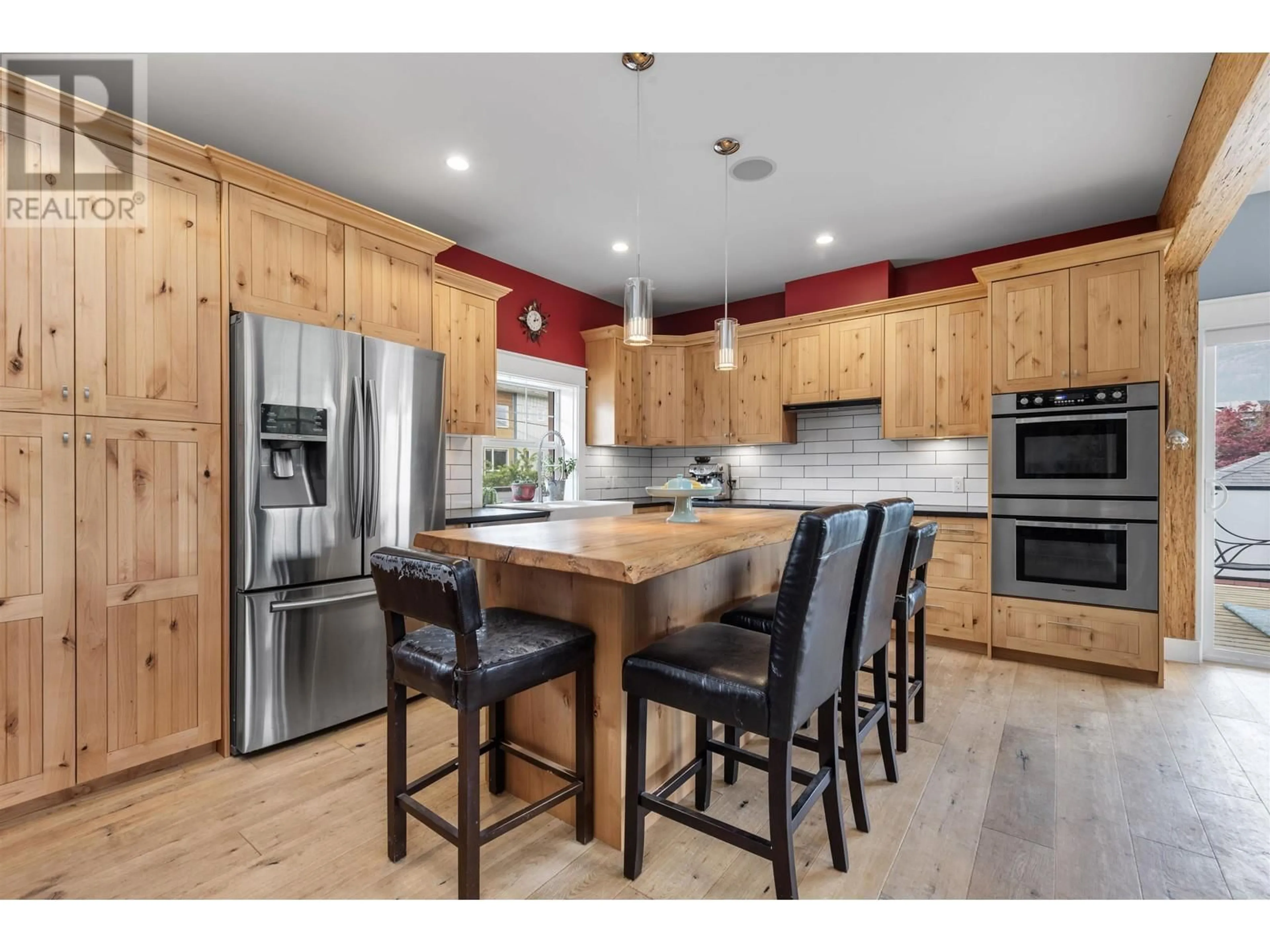 Open concept kitchen, wood/laminate floor for 1215 WILSON CRESCENT, Squamish British Columbia V8B0B8