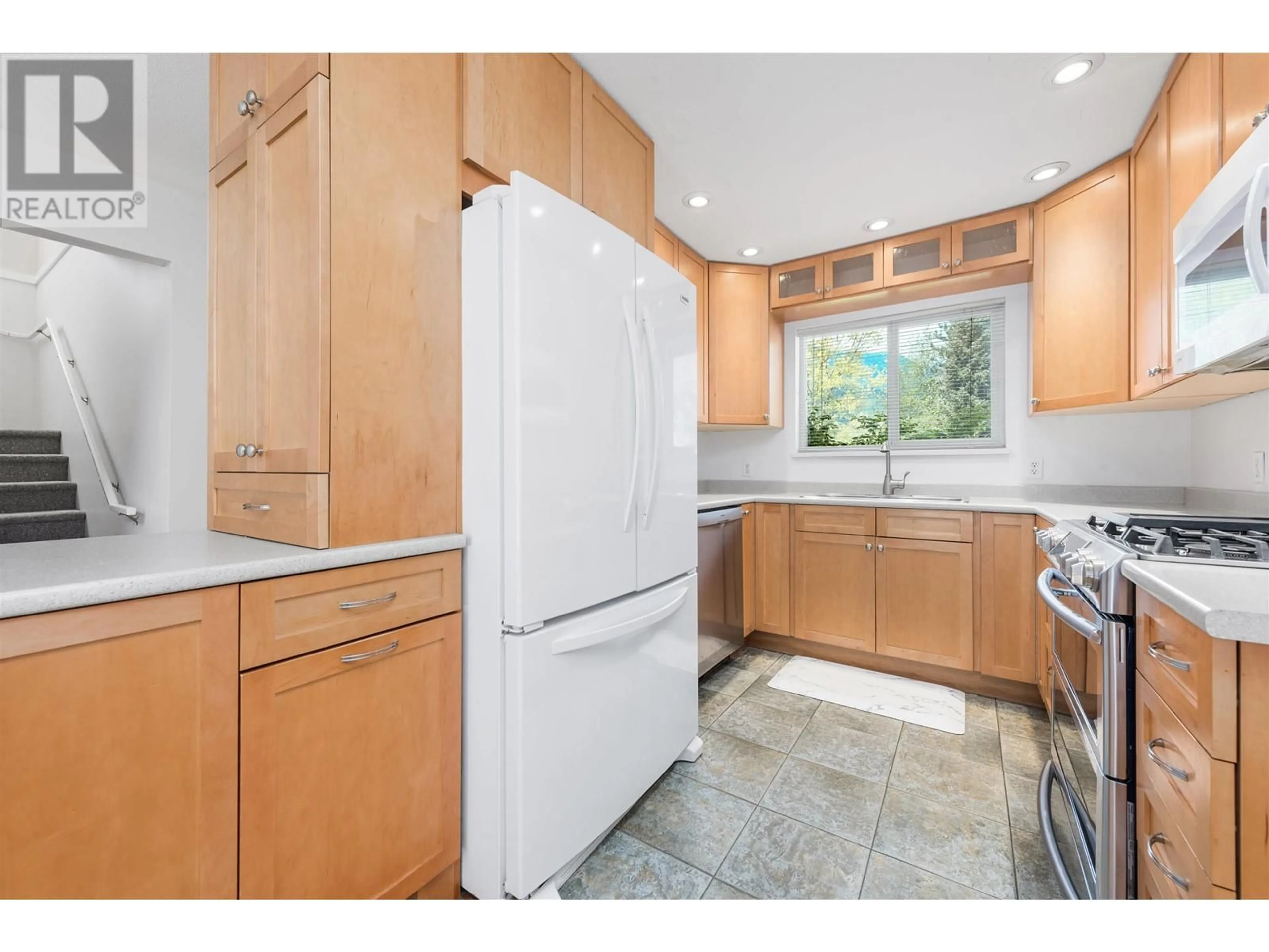 Standard kitchen, ceramic/tile floor for 58 - 39920 GOVERNMENT ROAD, Squamish British Columbia V8B0G5