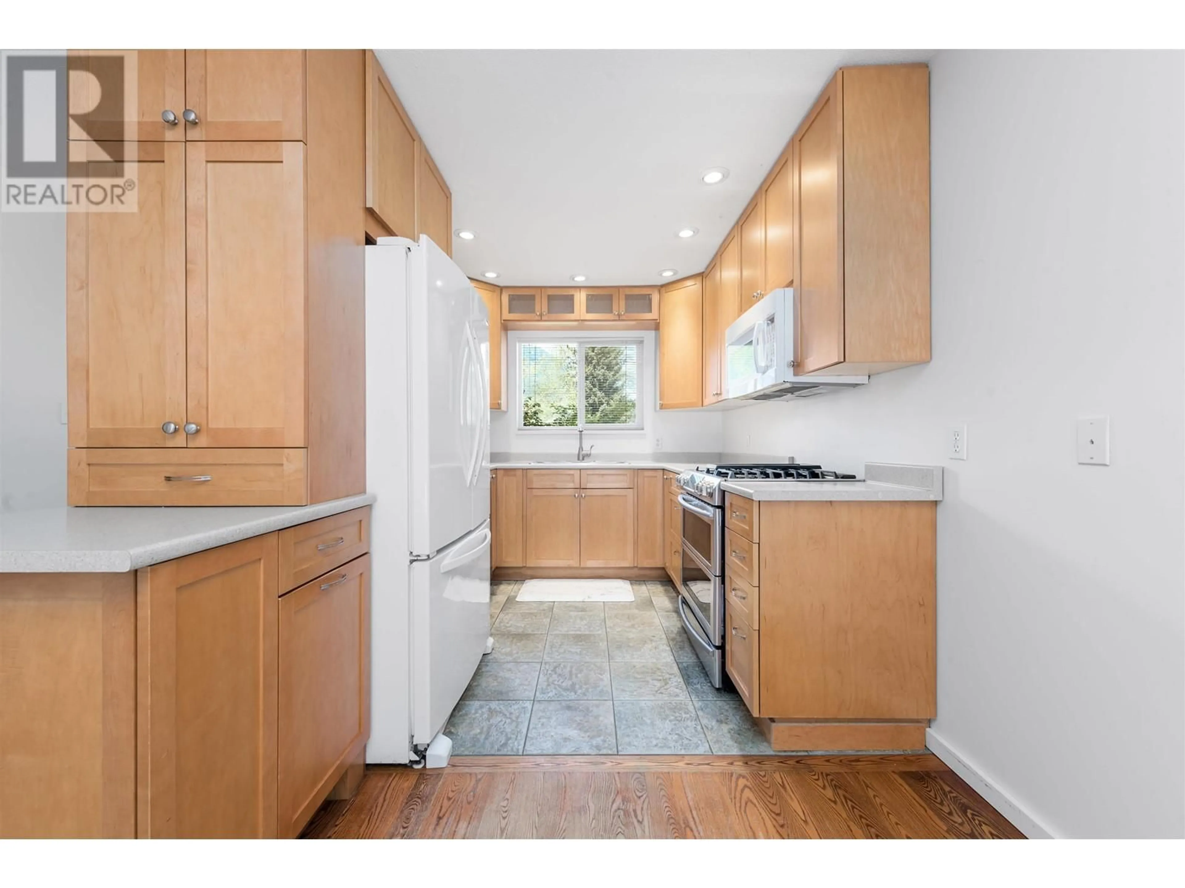 Standard kitchen, unknown for 58 - 39920 GOVERNMENT ROAD, Squamish British Columbia V8B0G5