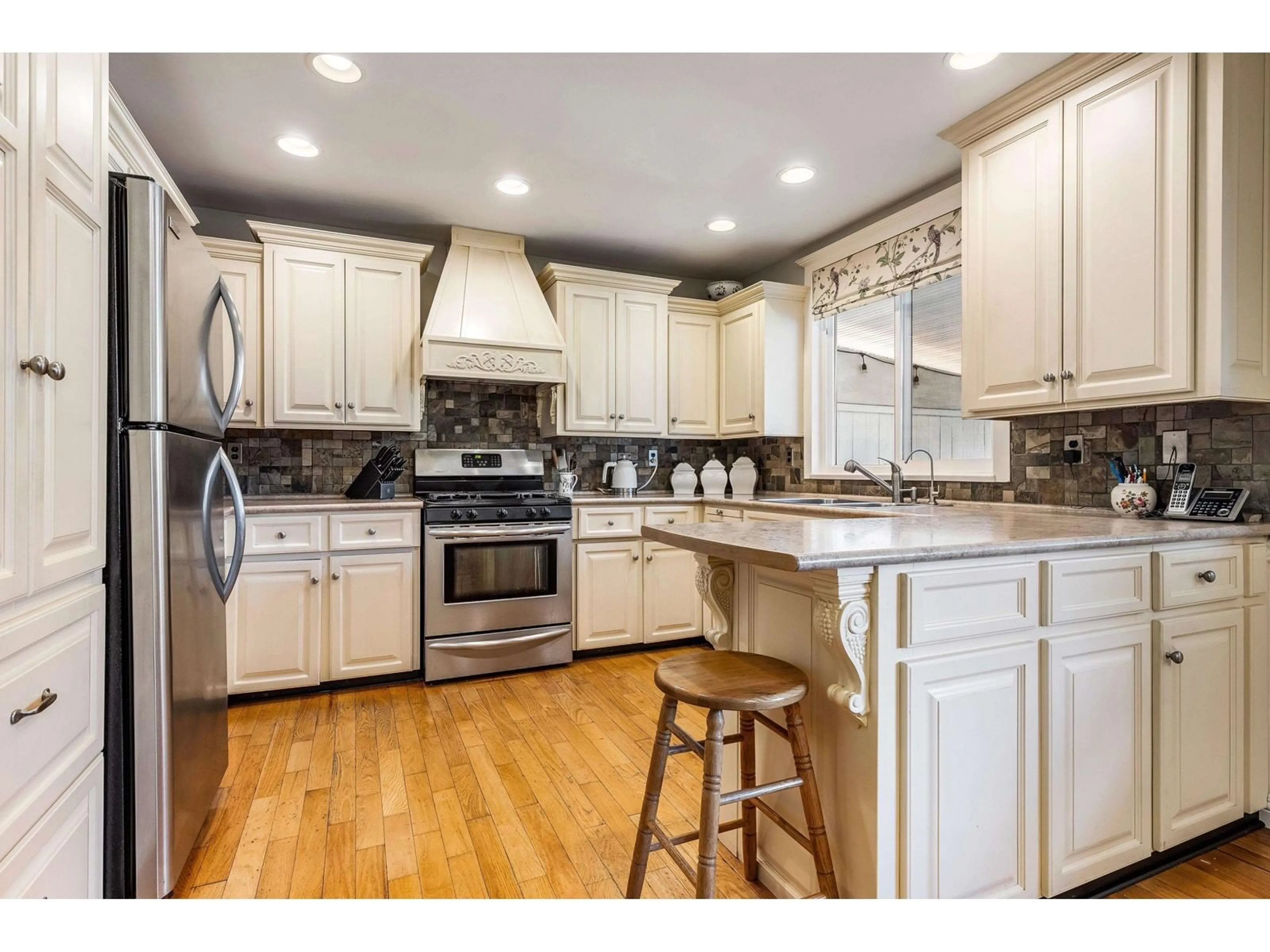 Open concept kitchen, unknown for 2822 GARDNER, Abbotsford British Columbia V2T5E1