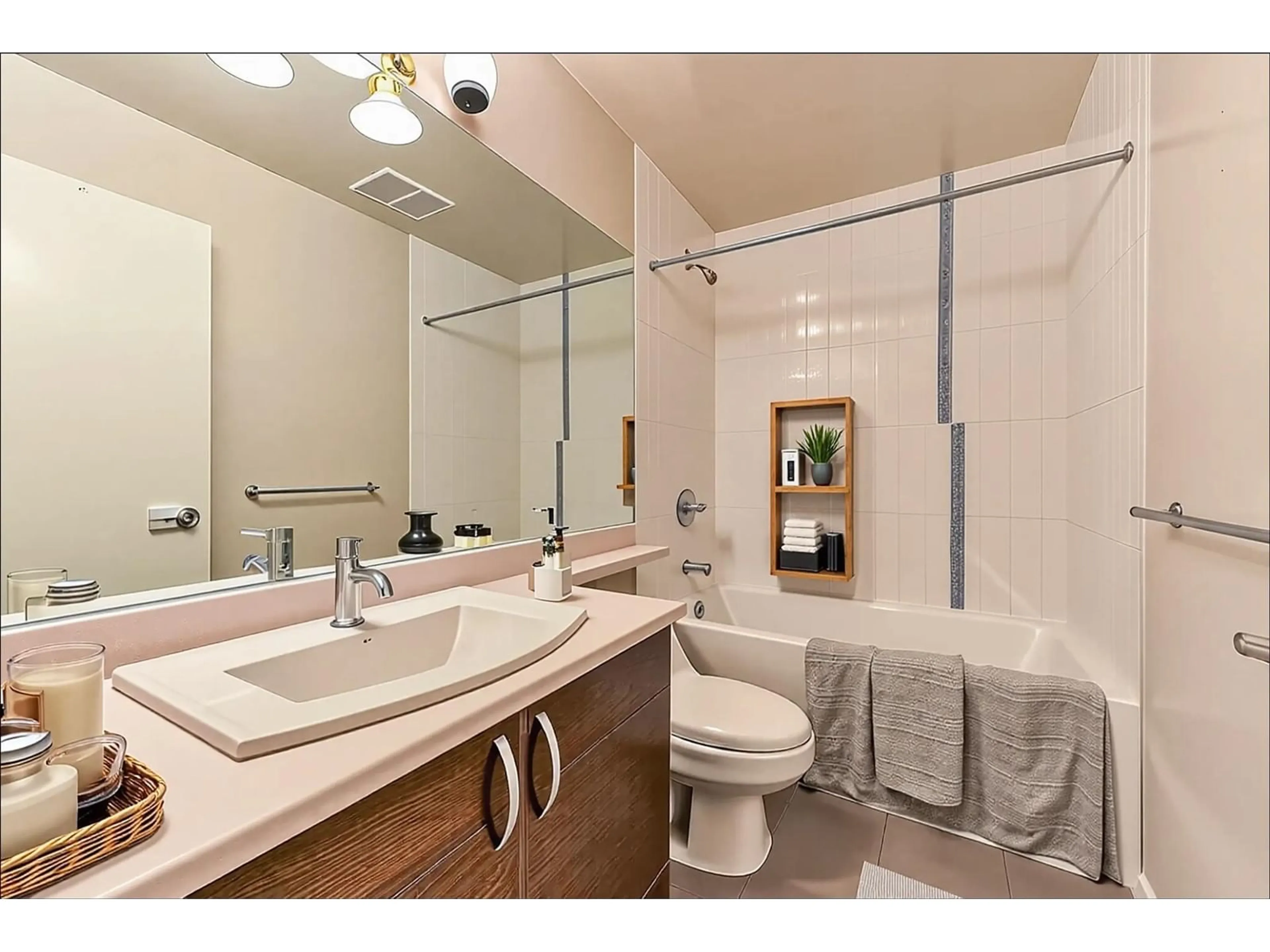 Standard bathroom, ceramic/tile floor for 125 - 10788 WHALLEY, Surrey British Columbia V3T0G1