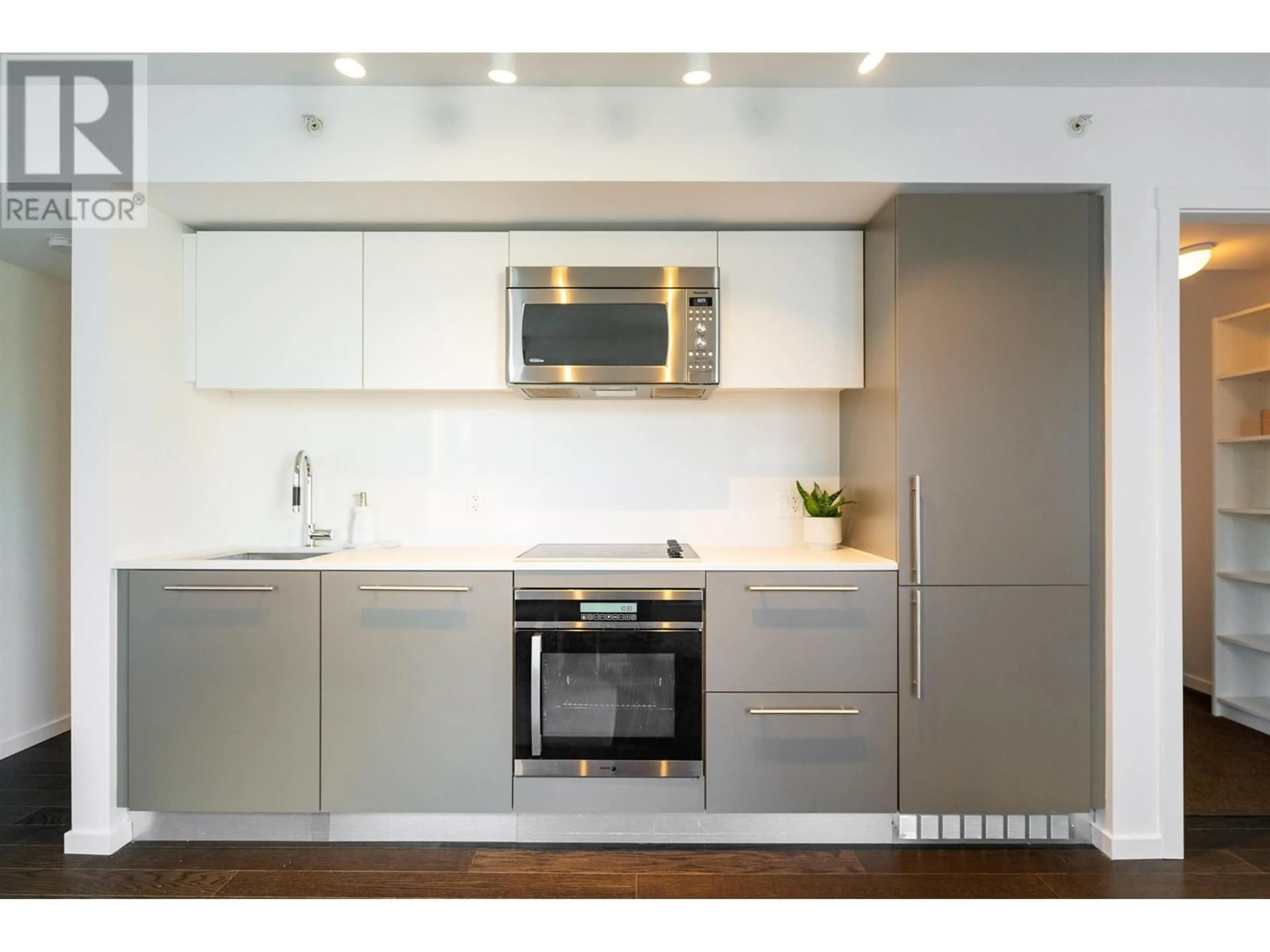 Standard kitchen, wood/laminate floor for 1701 - 999 SEYMOUR STREET, Vancouver British Columbia V6B0M5
