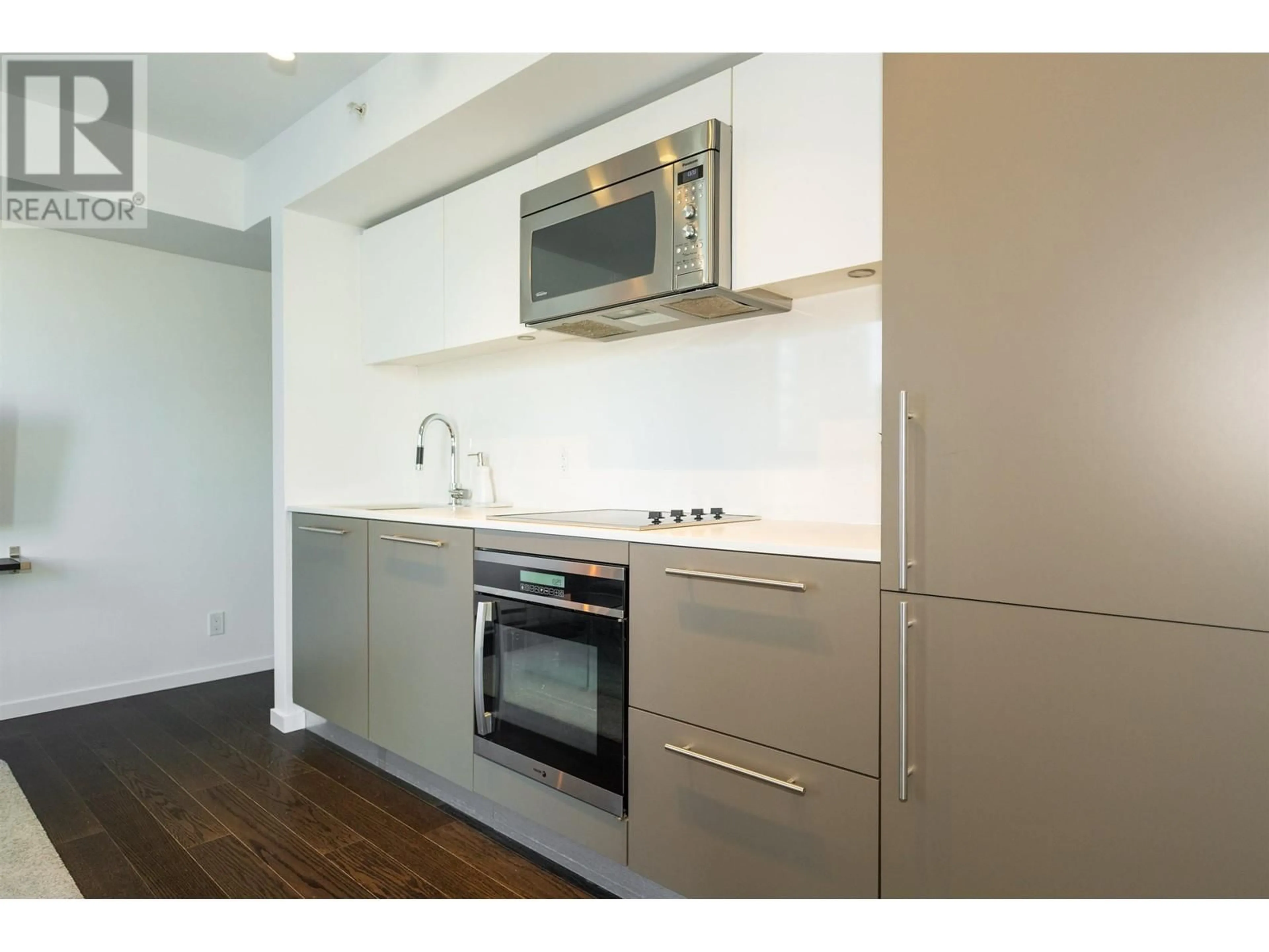 Standard kitchen, wood/laminate floor for 1701 - 999 SEYMOUR STREET, Vancouver British Columbia V6B0M5