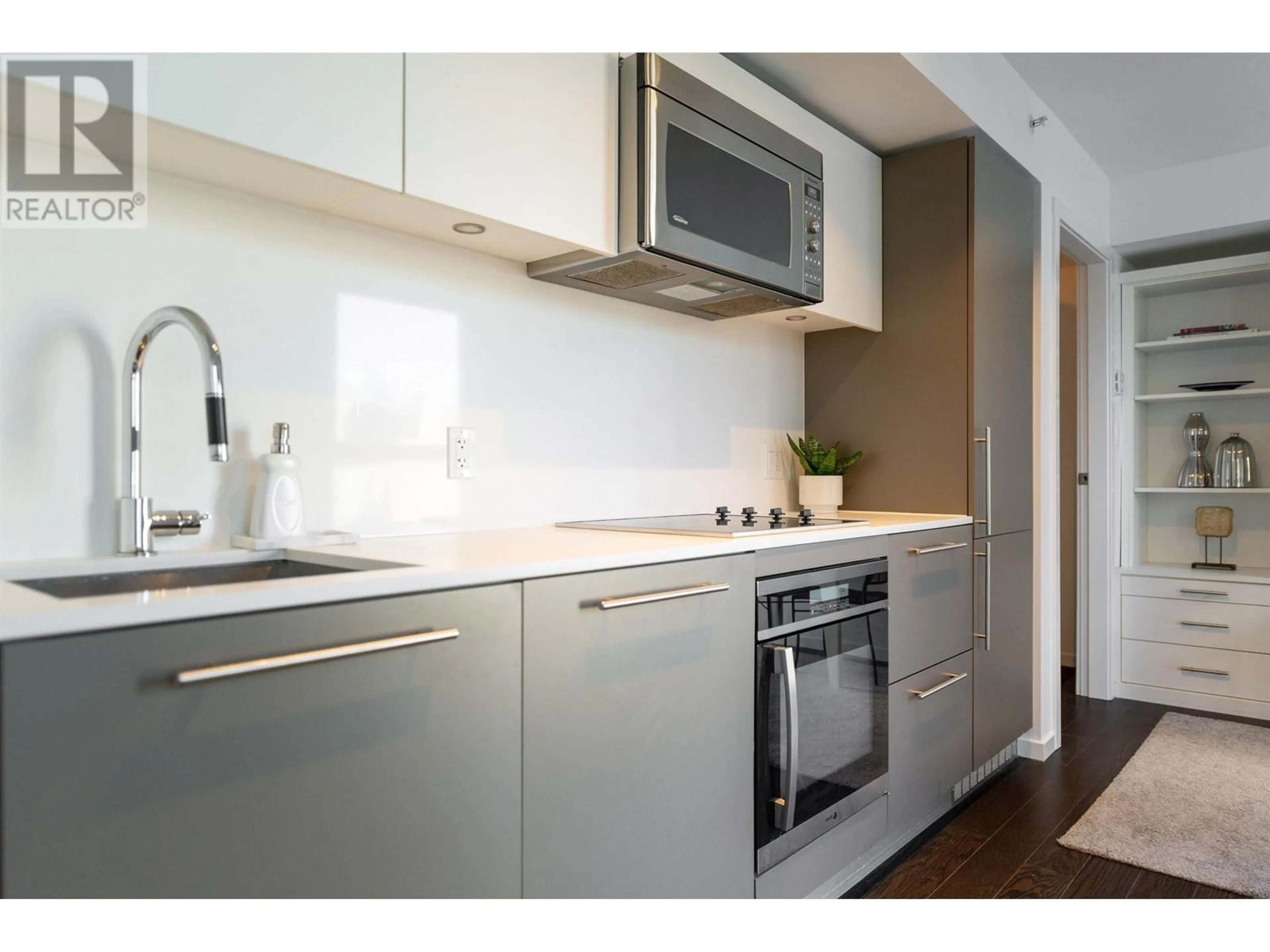 Standard kitchen, wood/laminate floor for 1701 - 999 SEYMOUR STREET, Vancouver British Columbia V6B0M5