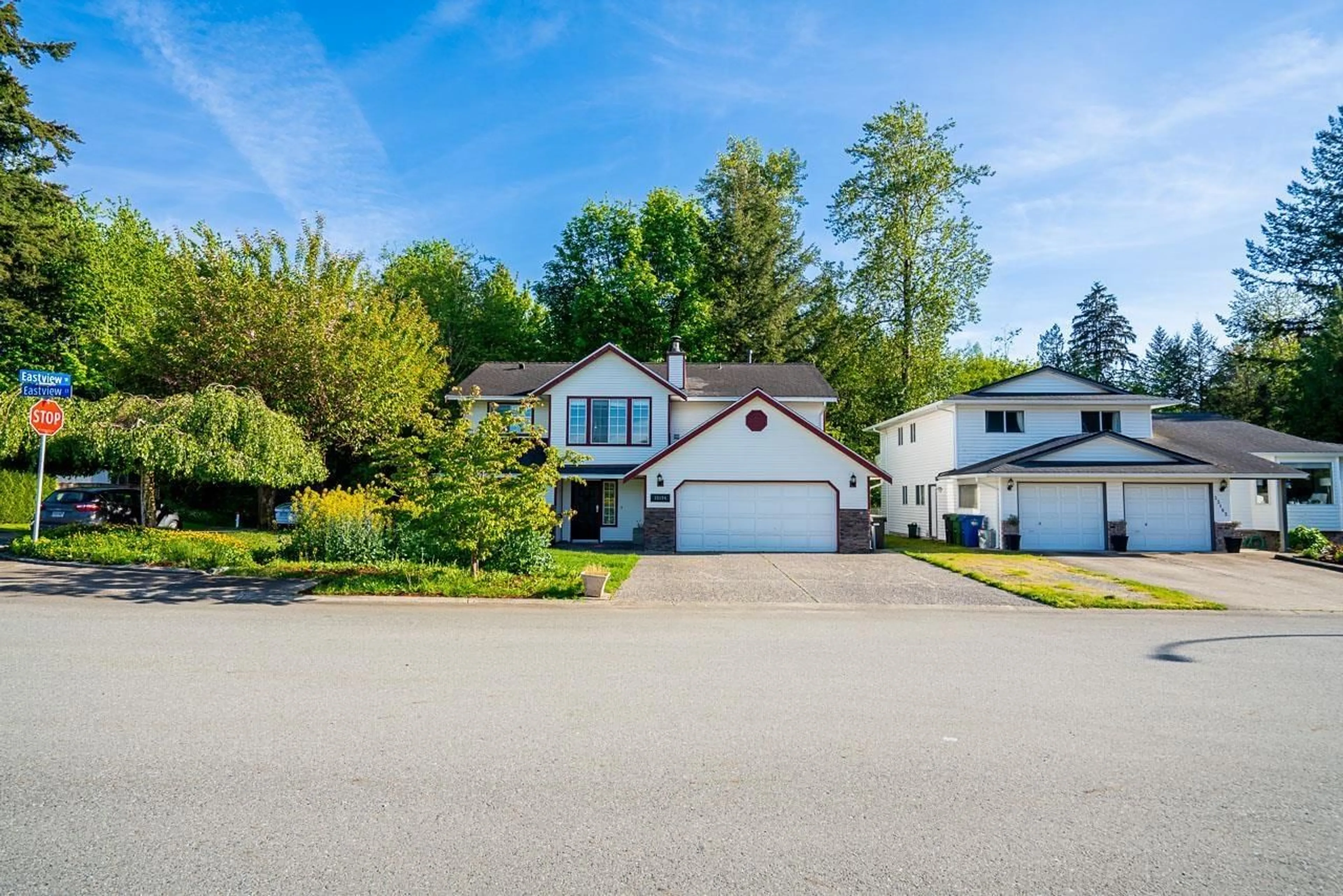 A pic from outside/outdoor area/front of a property/back of a property/a pic from drone, street for 33194 EASTVIEW, Abbotsford British Columbia V2S6W3