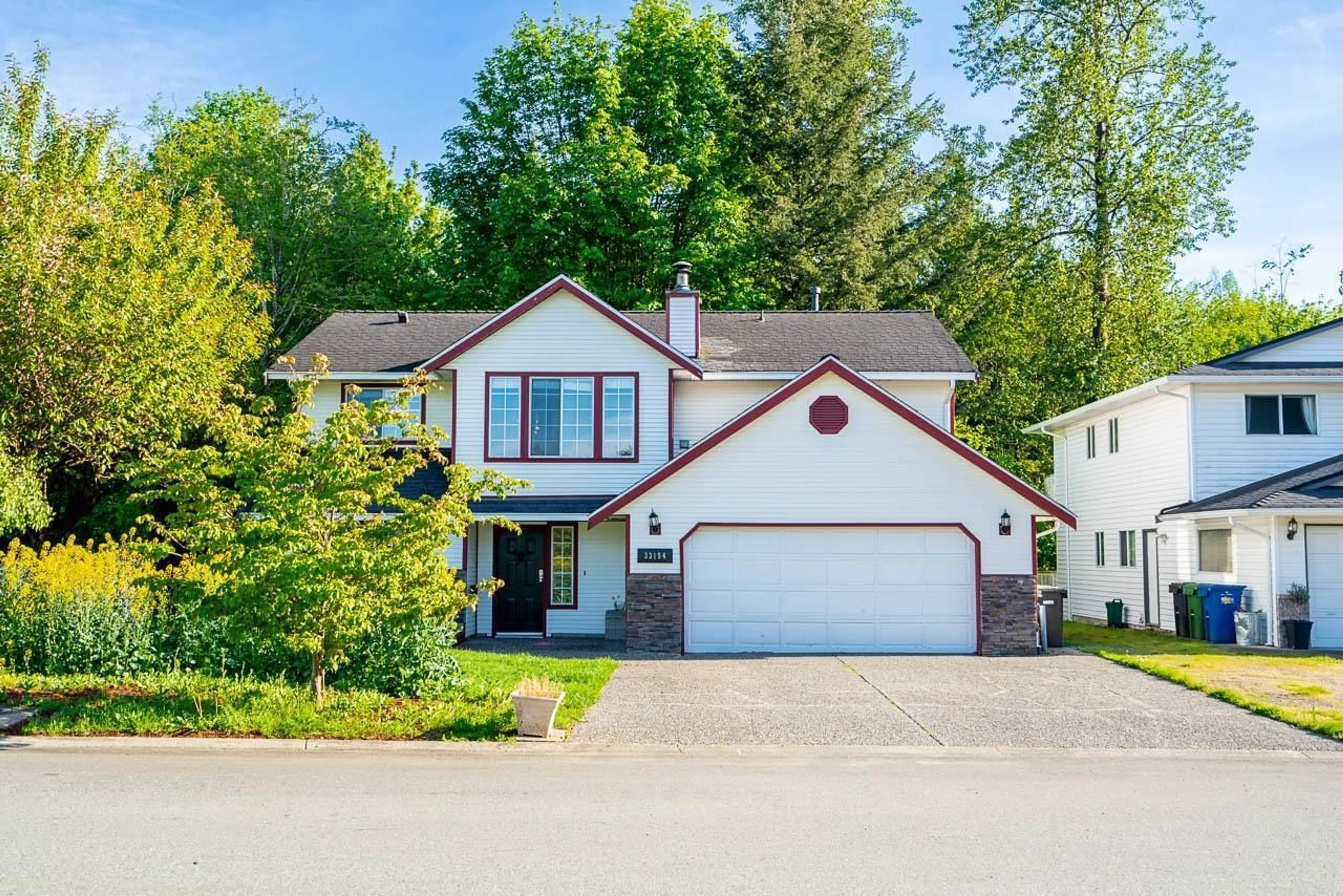 Home with vinyl exterior material, street for 33194 EASTVIEW, Abbotsford British Columbia V2S6W3