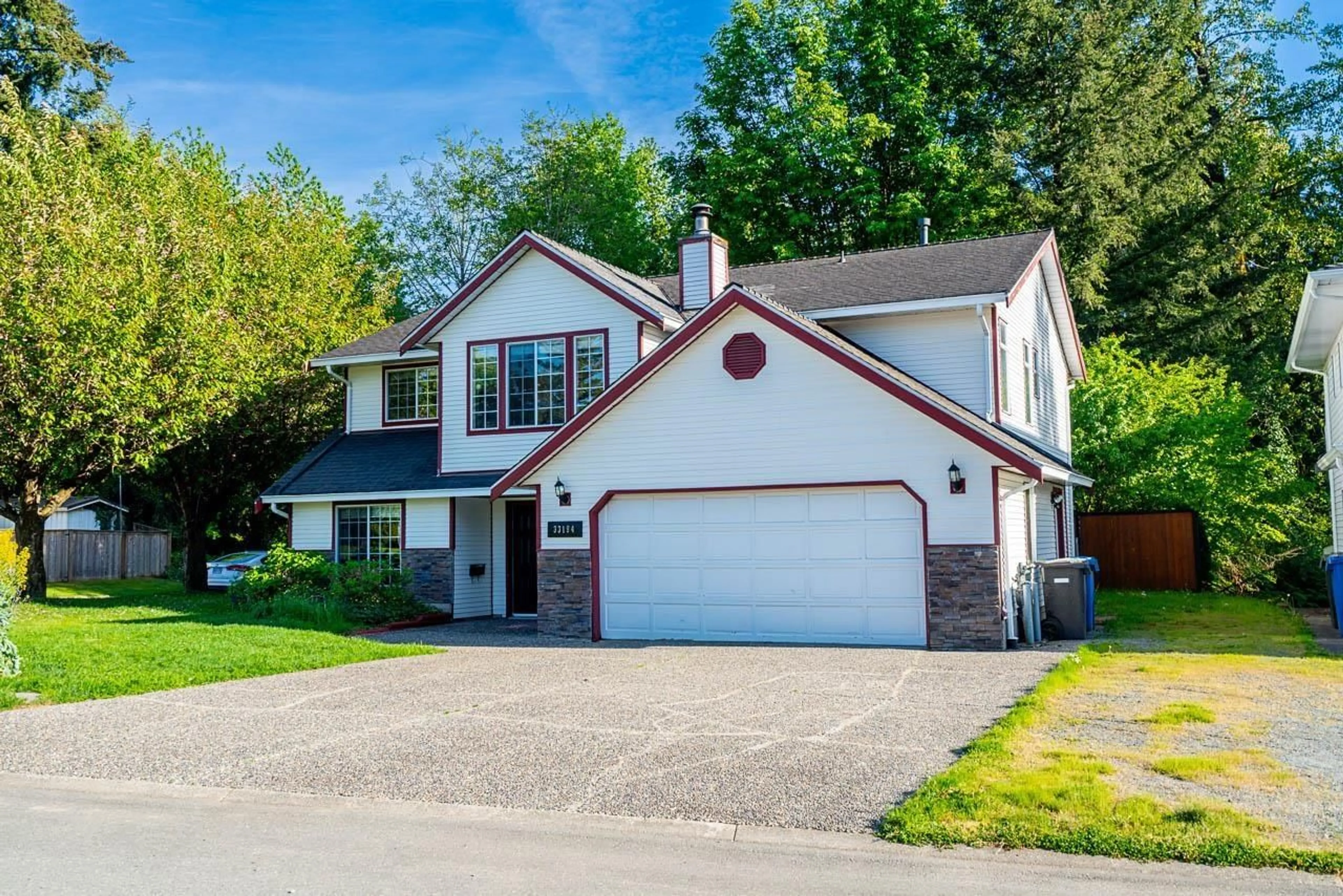 Home with vinyl exterior material, street for 33194 EASTVIEW, Abbotsford British Columbia V2S6W3