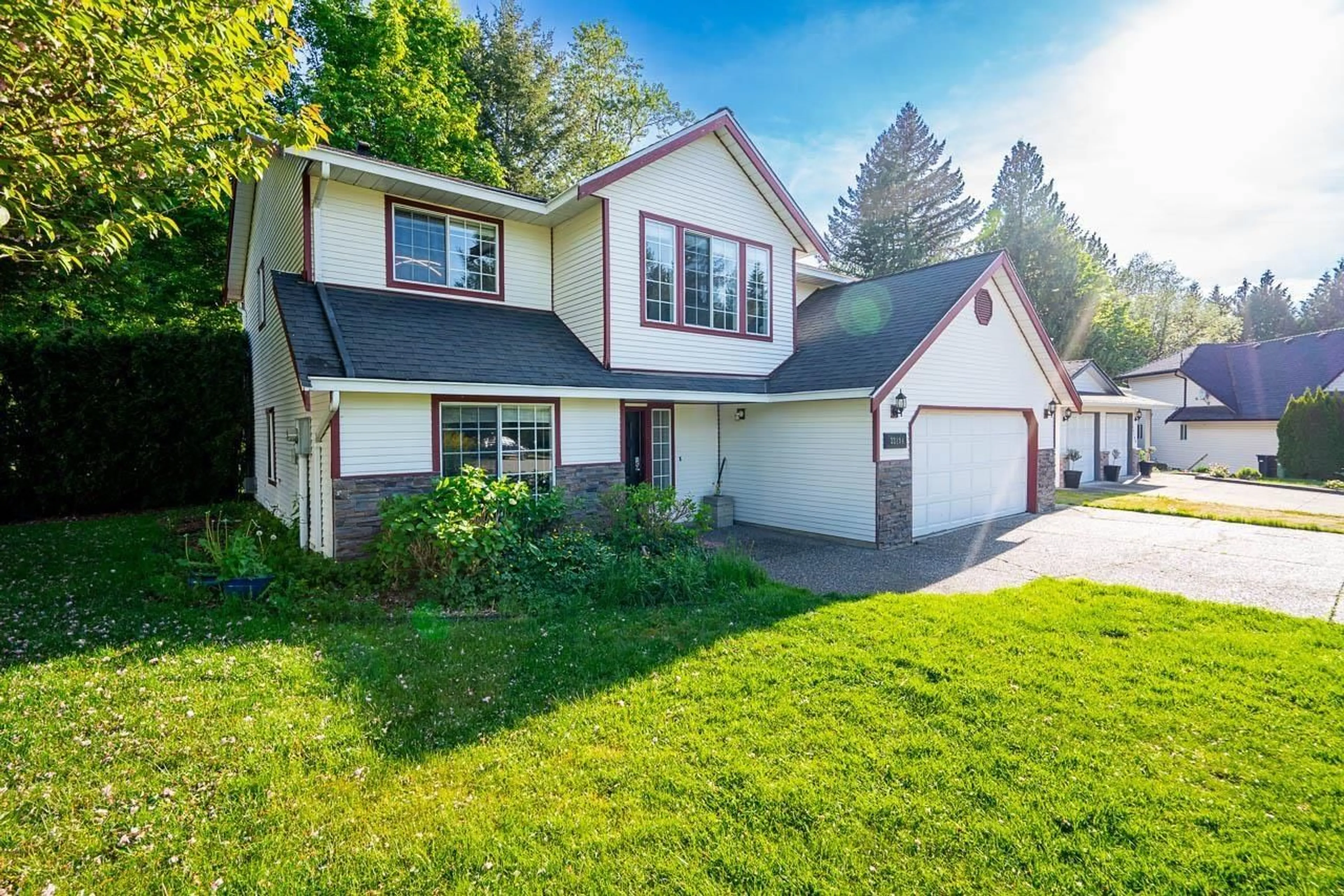 Home with vinyl exterior material, street for 33194 EASTVIEW, Abbotsford British Columbia V2S6W3
