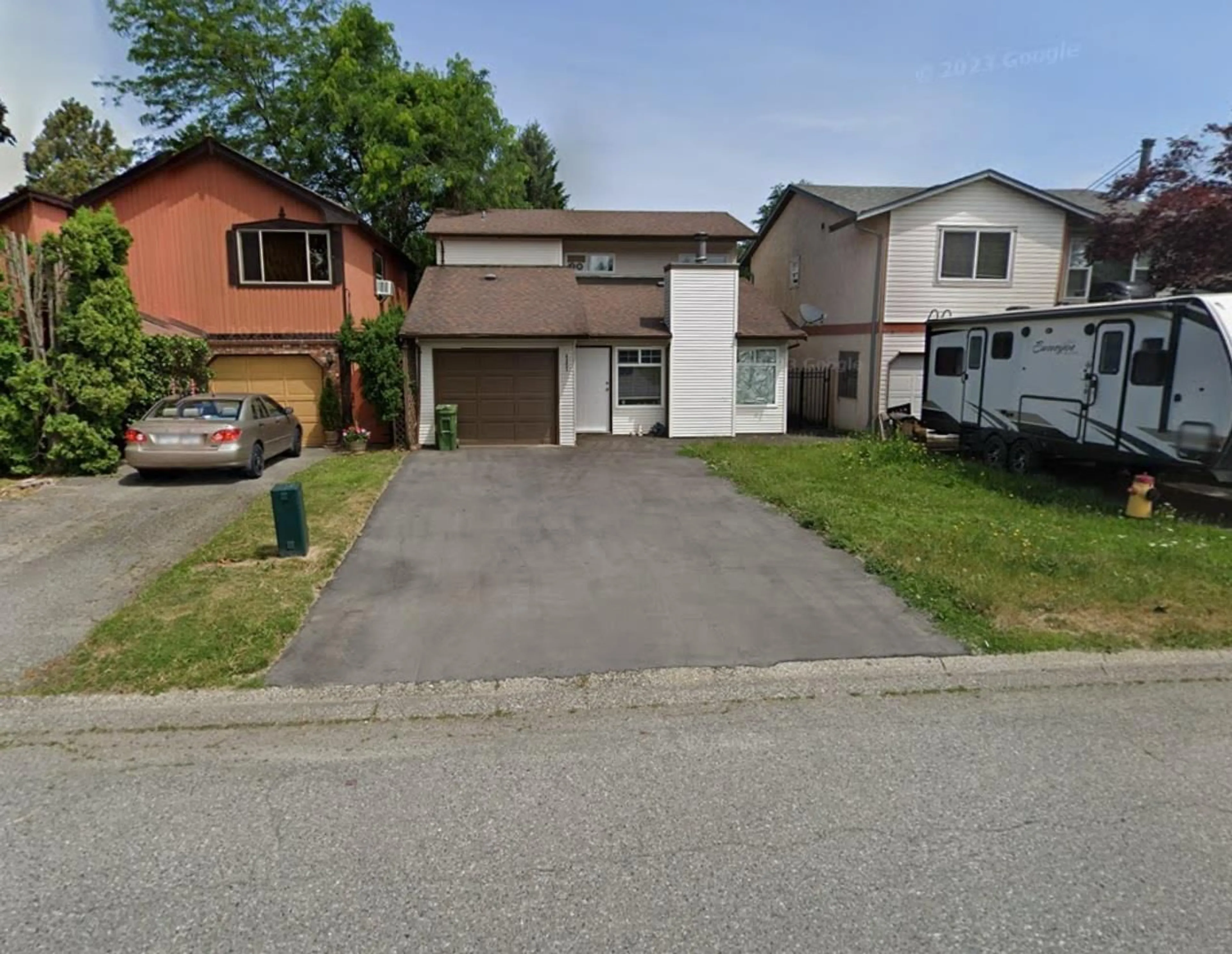 A pic from outside/outdoor area/front of a property/back of a property/a pic from drone, street for 45451 MEADOWBROOK DRIVE, Chilliwack British Columbia V2P7K3