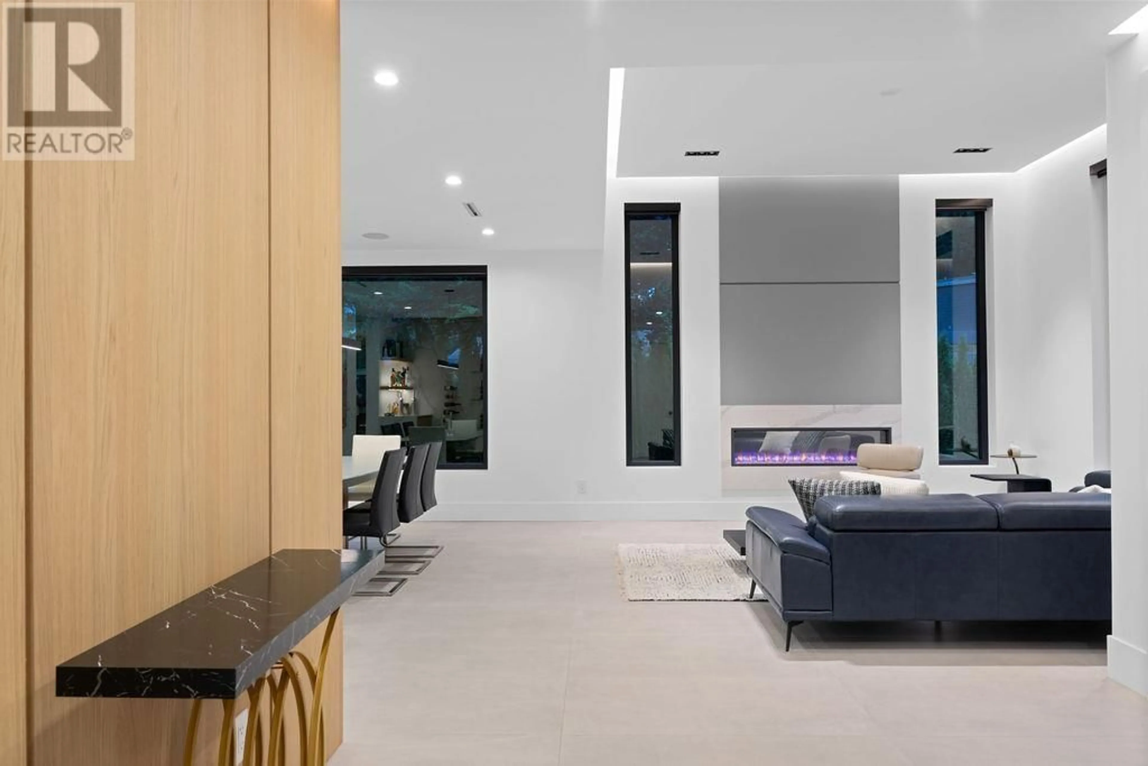 Indoor foyer for 1200 BEDFORD COURT, North Vancouver British Columbia V7R1L2